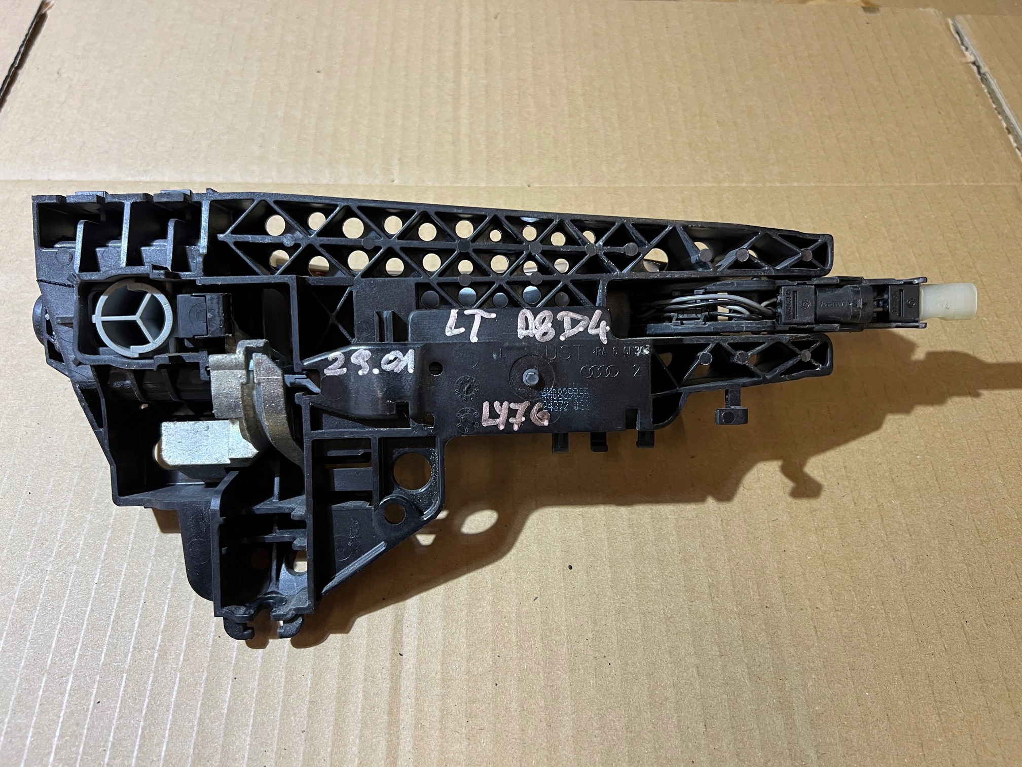 AUDI A8 D4 handle LY7G left rear part PODSWIETLENIE KEYLESS GO