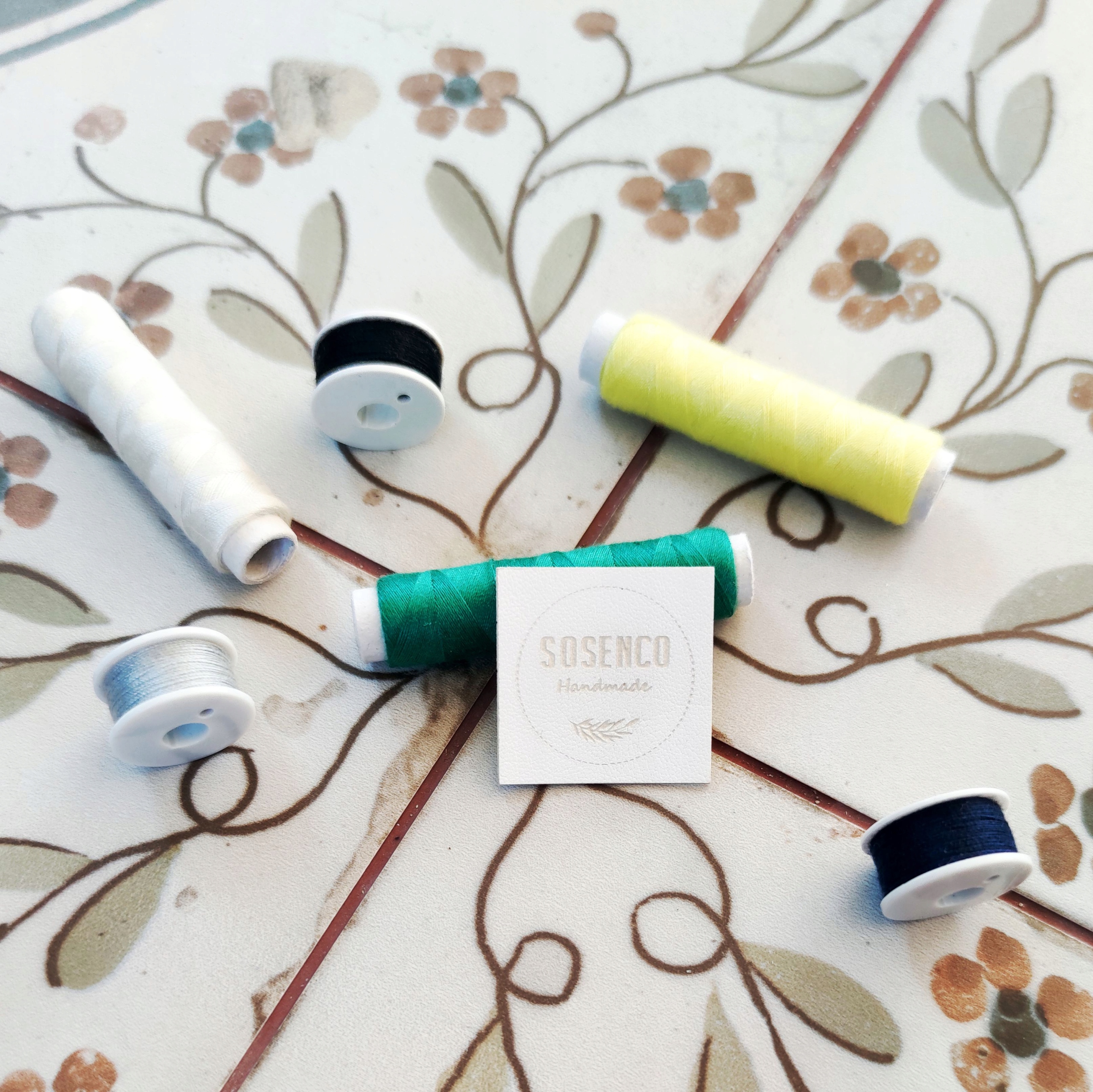 Etikety 3x3cm ekokůže s vaším logem/texturou 50 Ks.