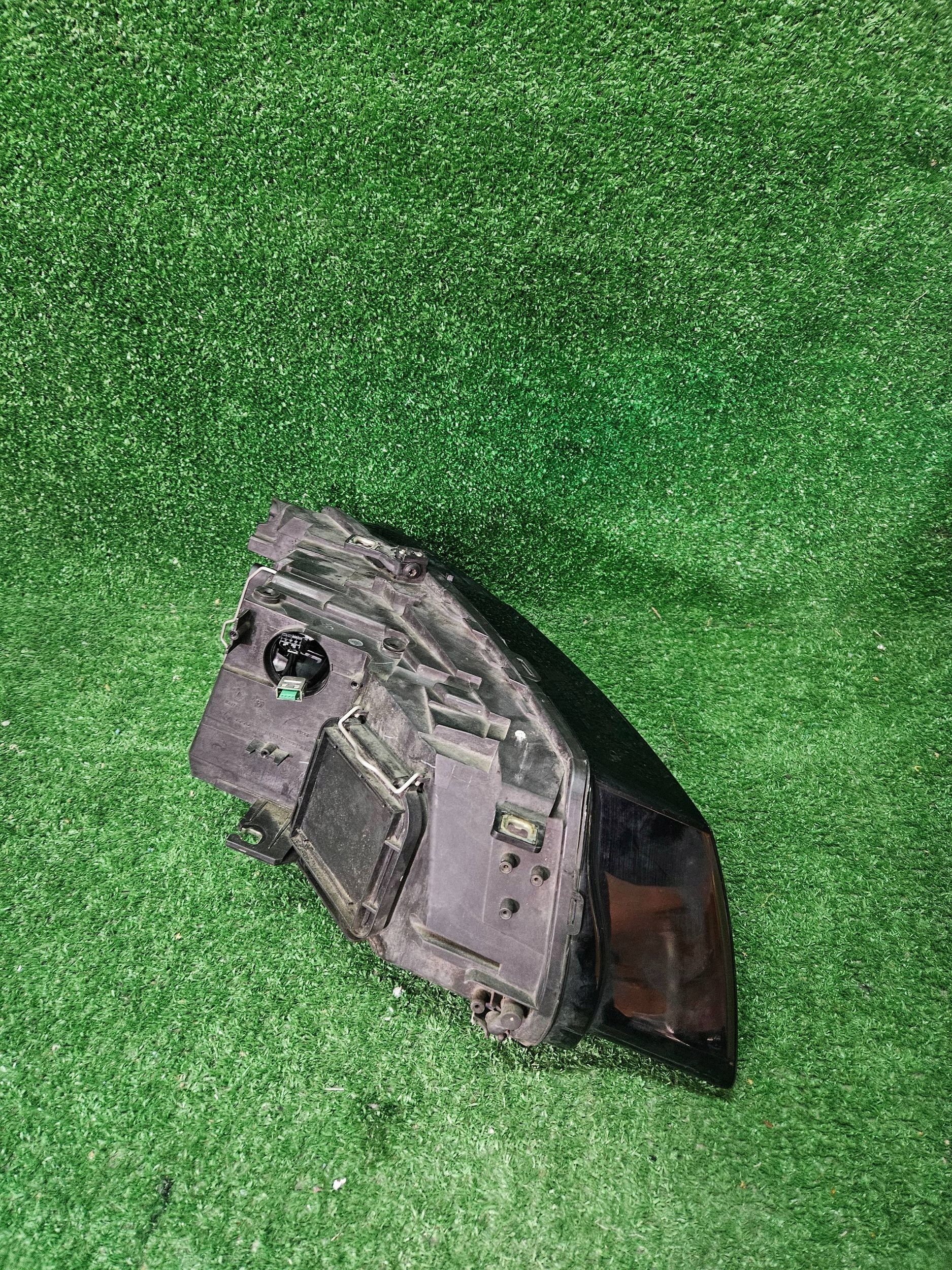 REFLEKTOR levý předek AUDI Q5 8R 8- XENON NR.R1759