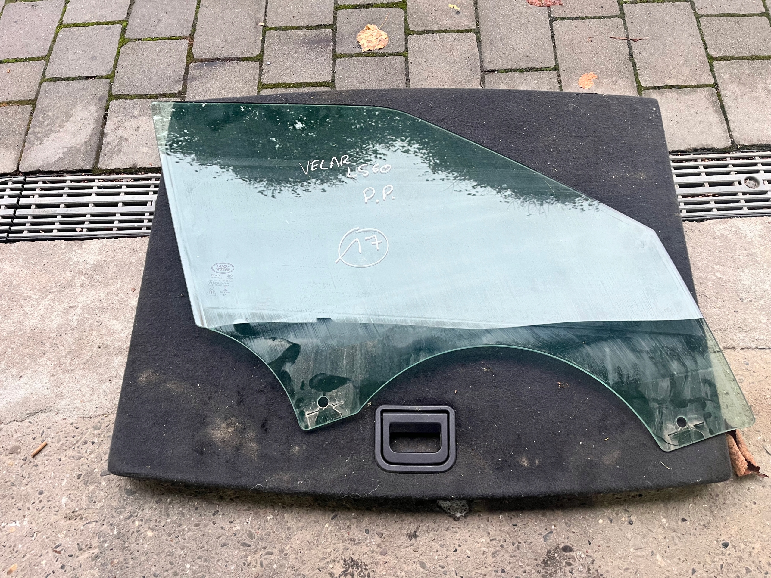 RANGE ROVER VELAR L560 СТЕКЛО ДВЕРИ ПРАВЫЙ ПЕРЕД