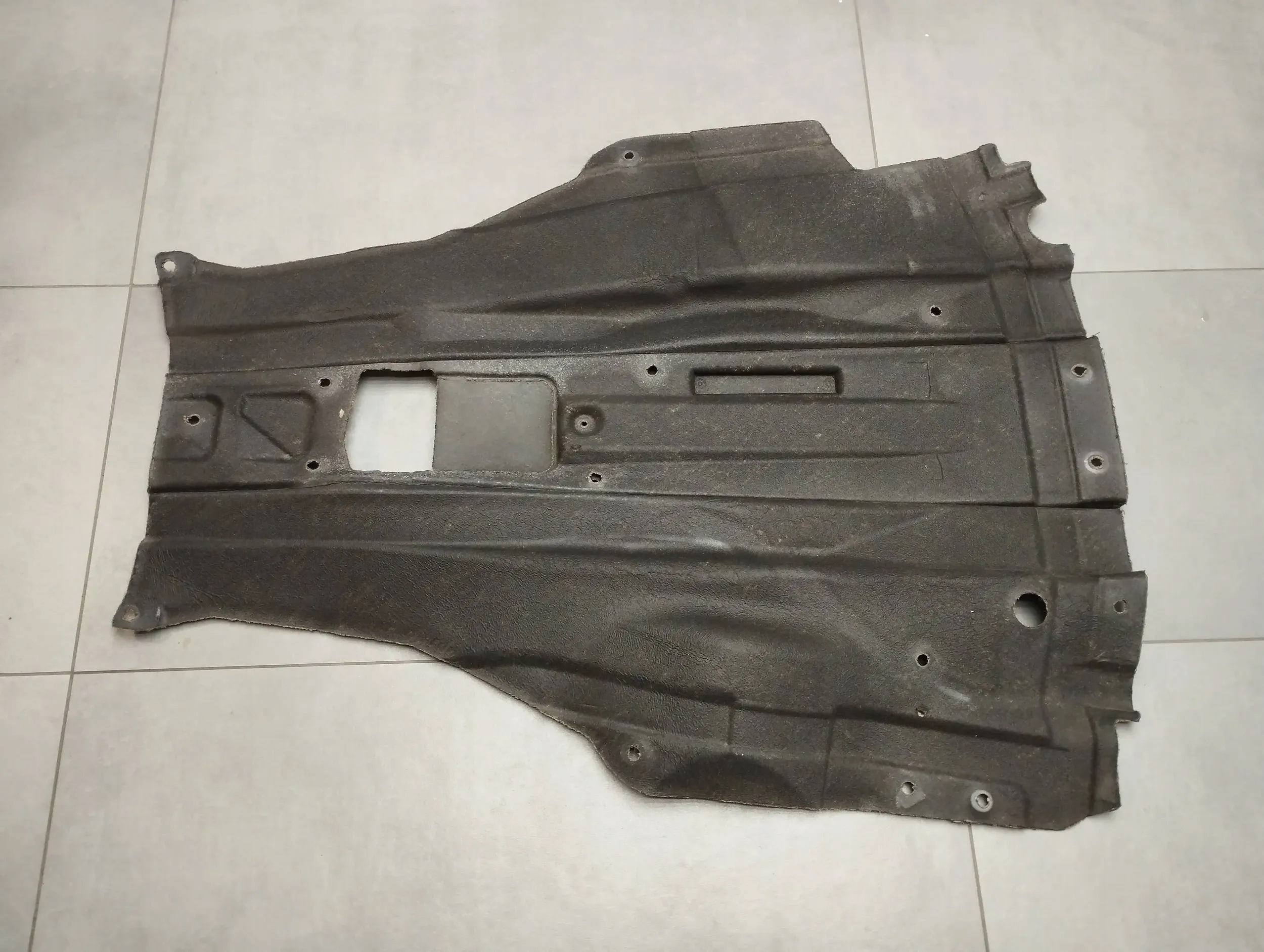 Mercedes-Benz CLS C218 W218 Blende Abdeckung unter Getriebe