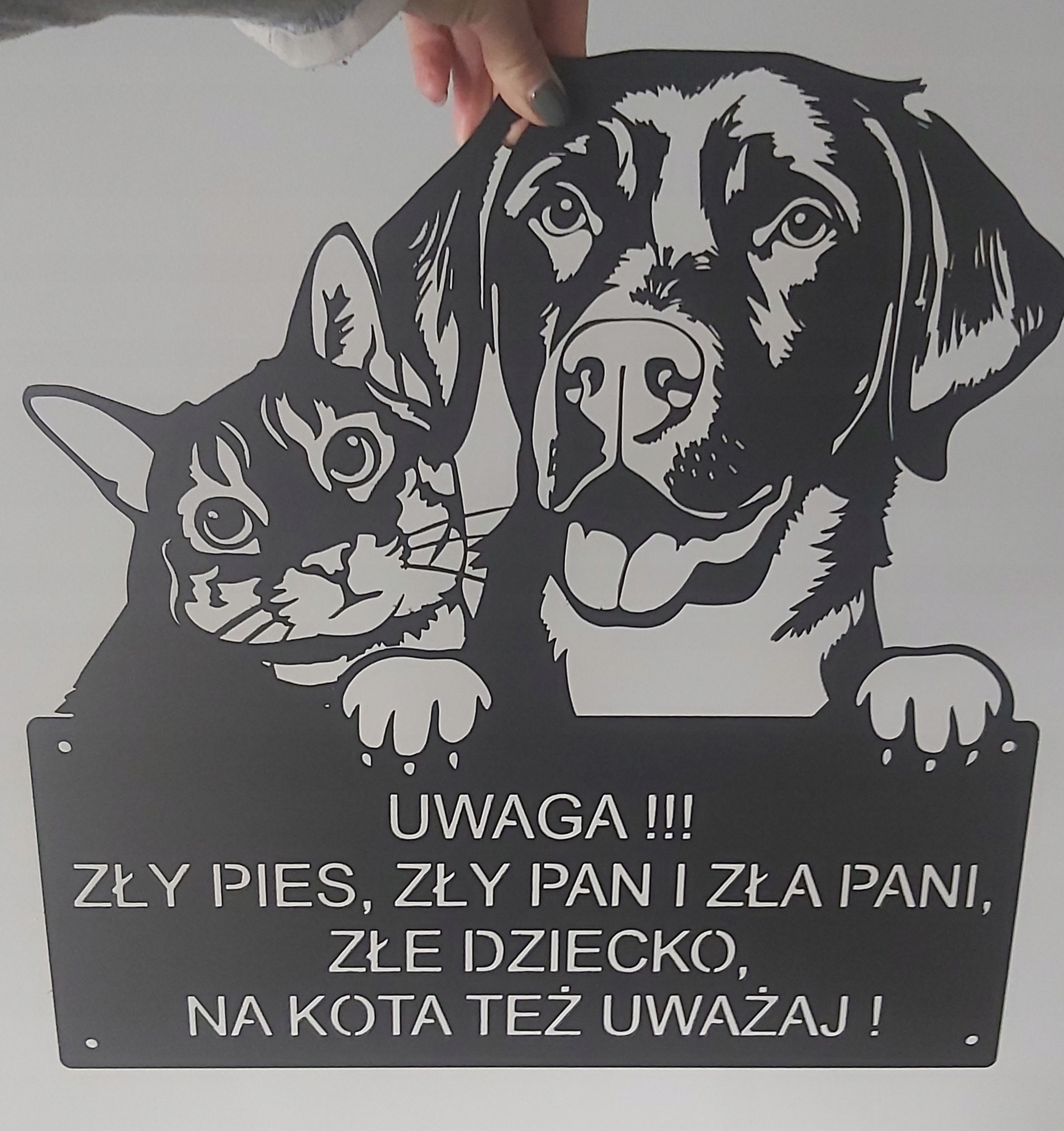 Tabulka Pes Kočky na branku oplocení výstražná zábavná Labrador