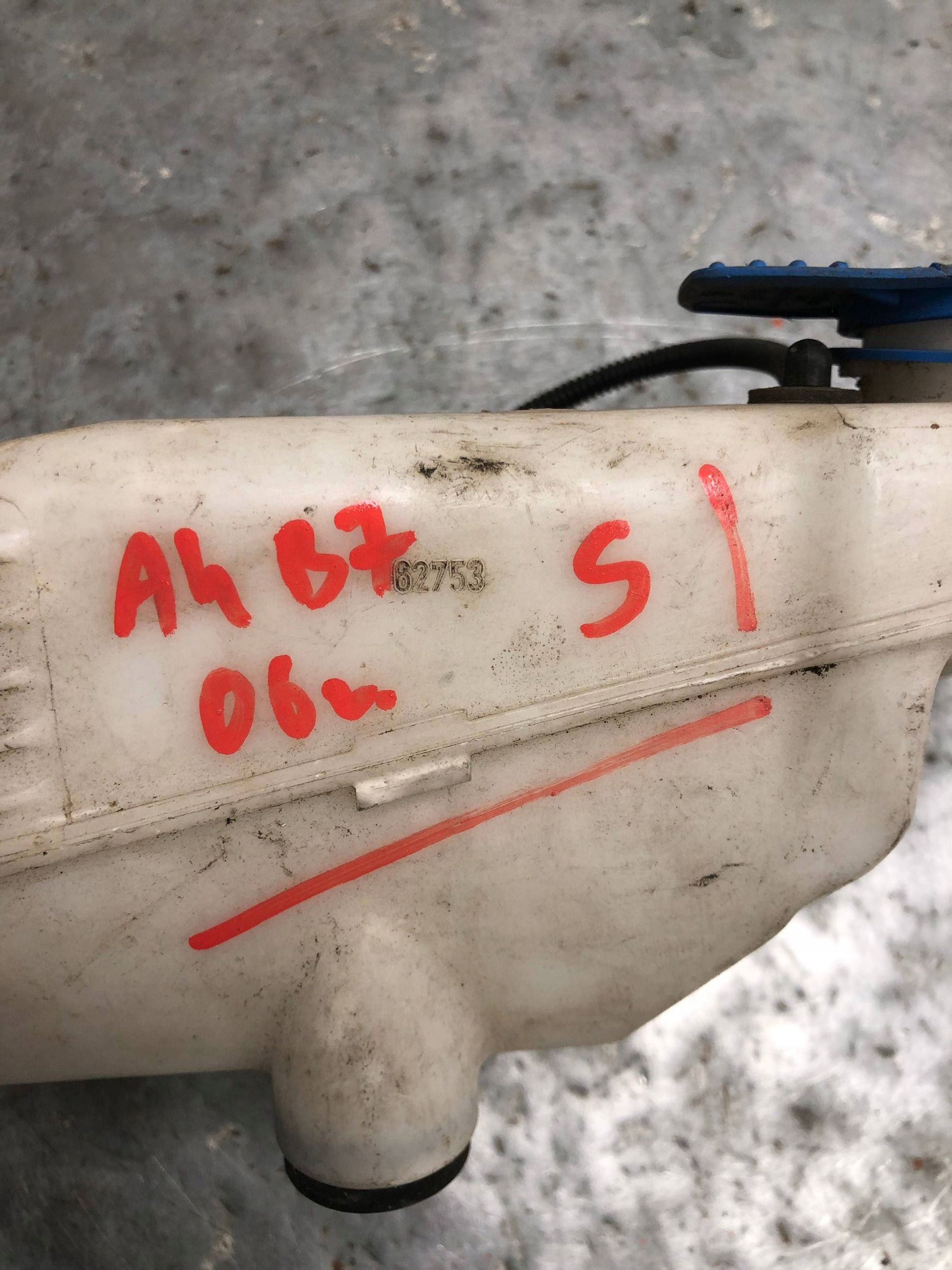 washer fluid tank AUDI A4 B7 8E0955451AP