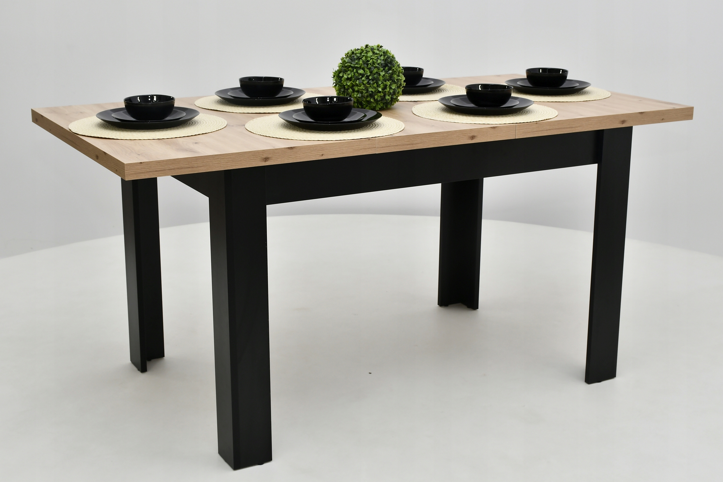 Profilowane, w pełni tapicerowane krzesła, stół Kolor korpusu stołu czarny