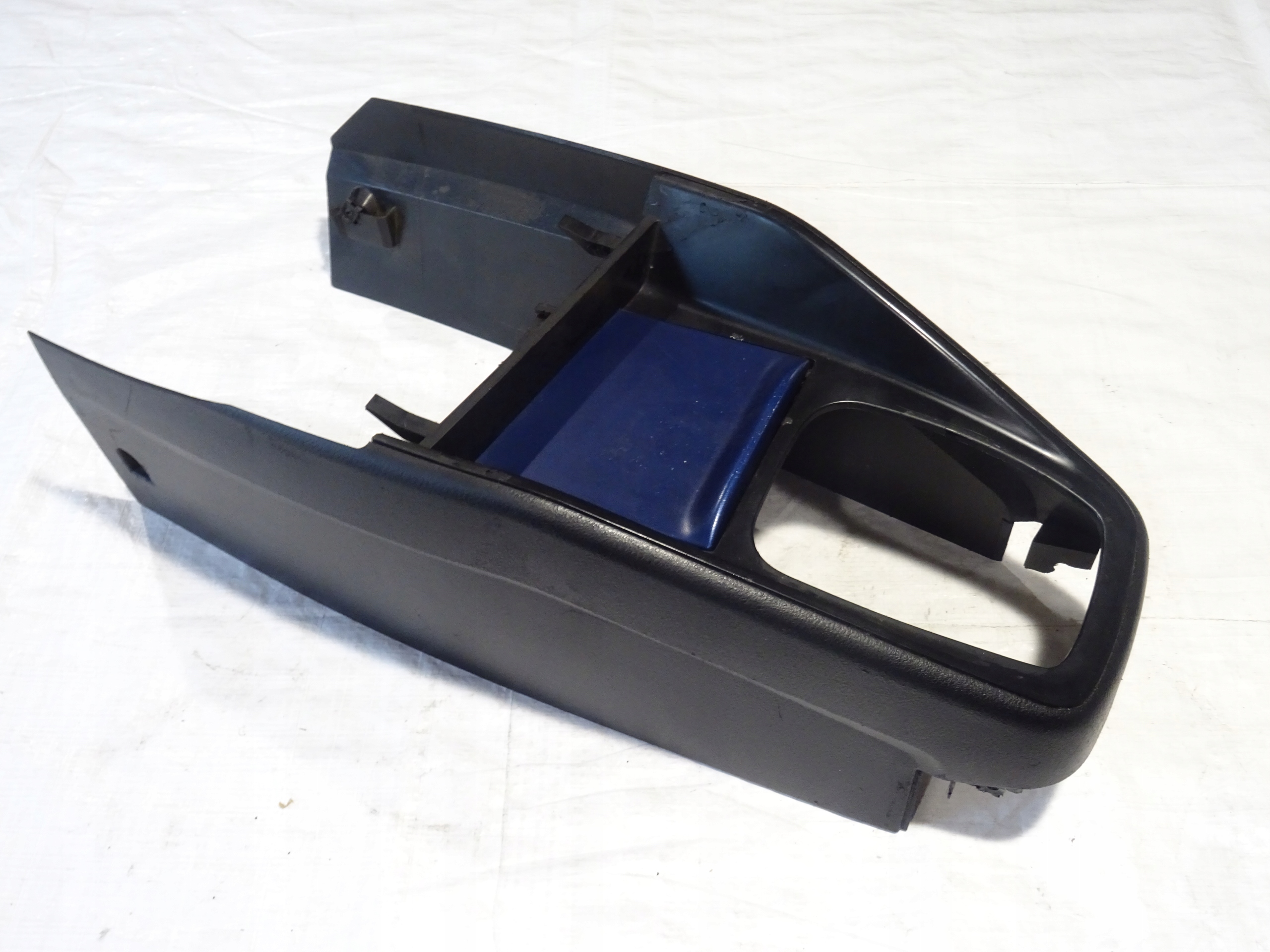 Центральная консоль мазда 6 2016г. 1500398 кронштейн тоннеля. Тоннель центральная консоль. Тоннель центральная консоль. Тоннель центральная консоль.