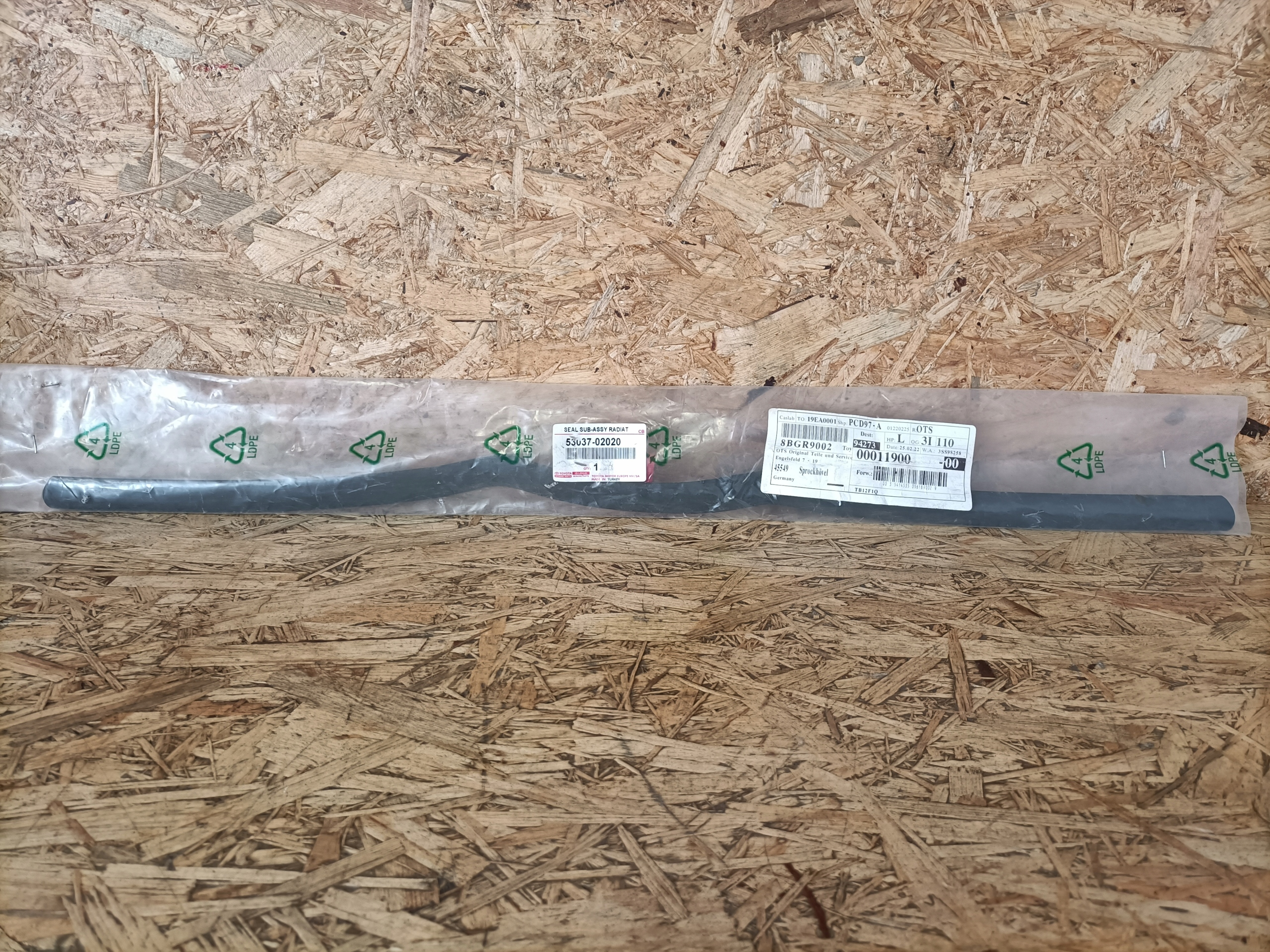 5303702020 - ПРОКЛАДКА РЕШЕТКИ КАПОТА TOYOTA AURIS II 53037-02020