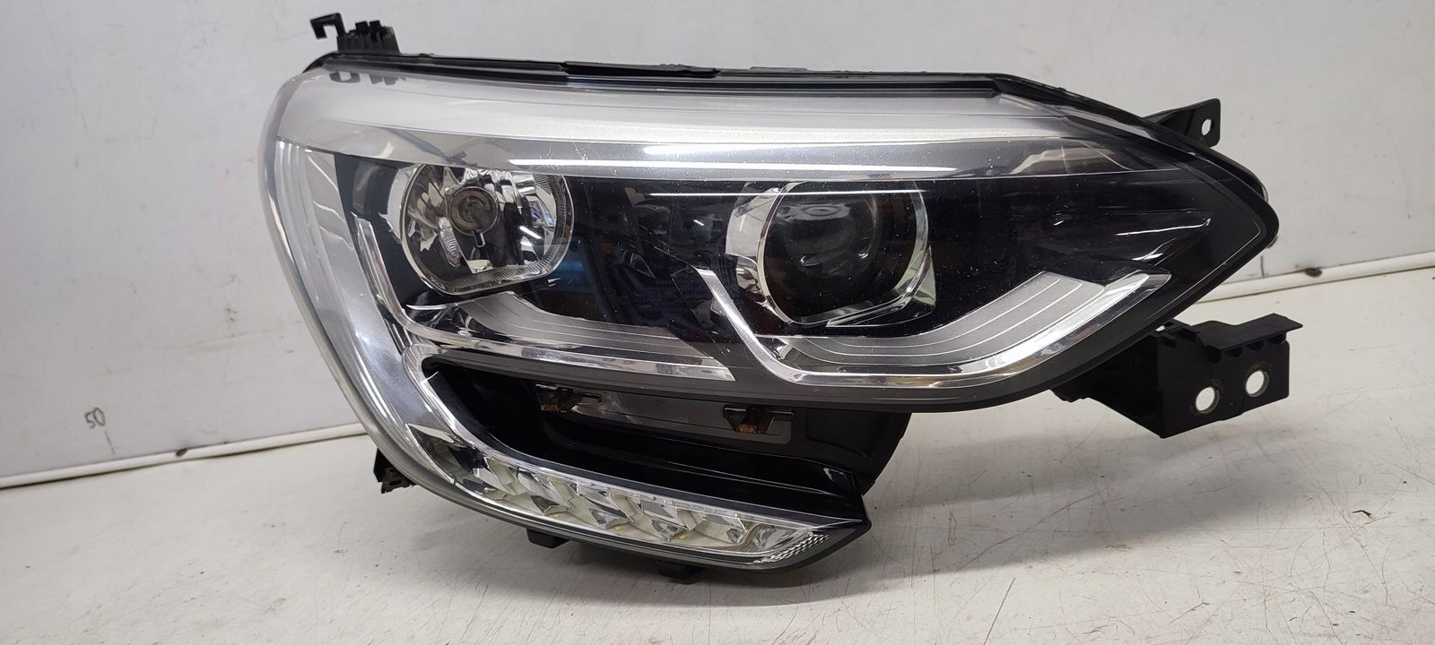 light front front right Renault Megane IV kombi