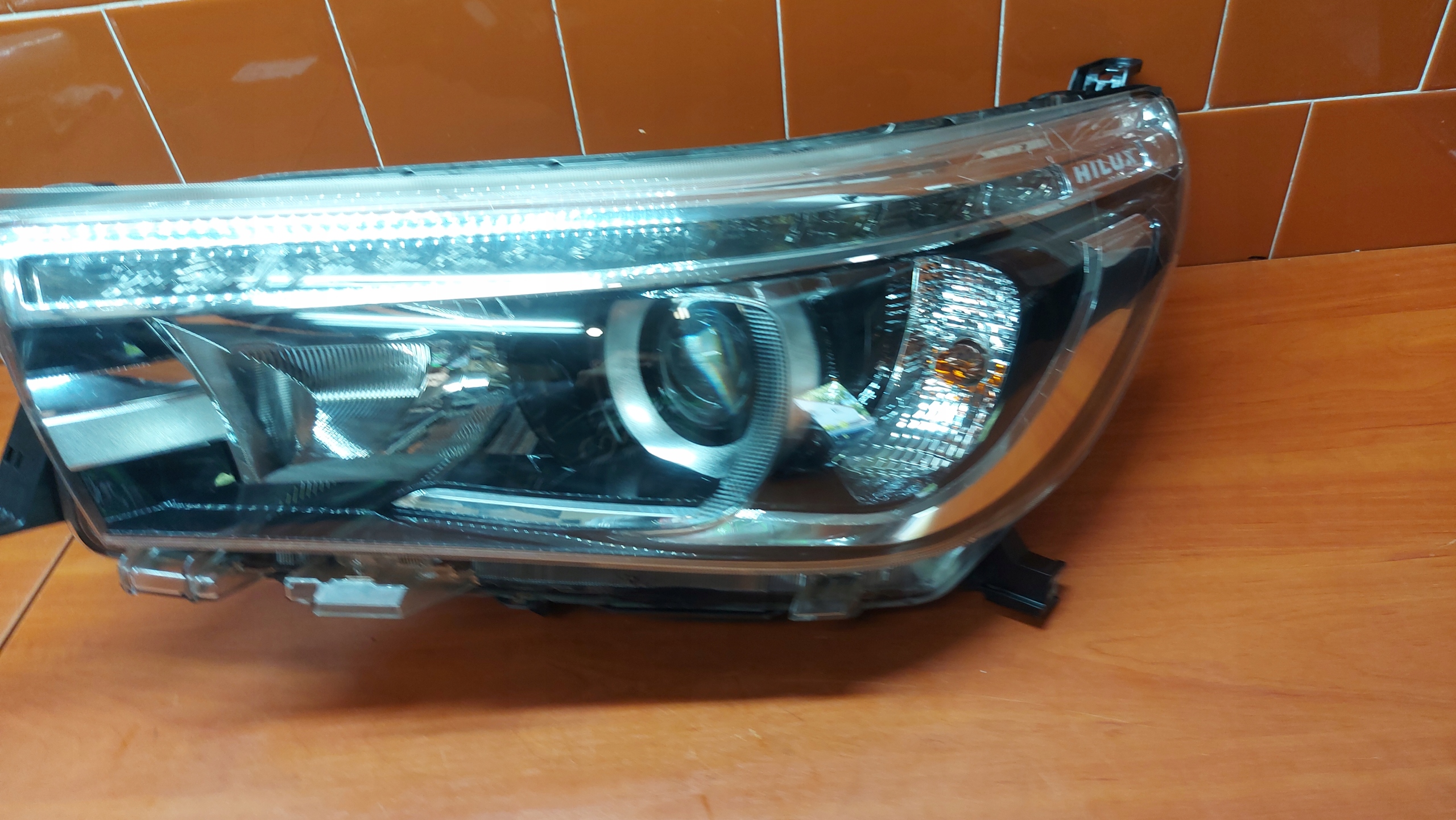 REFLEKTOR light left left front TOYOTA HILUX VIII 15-20