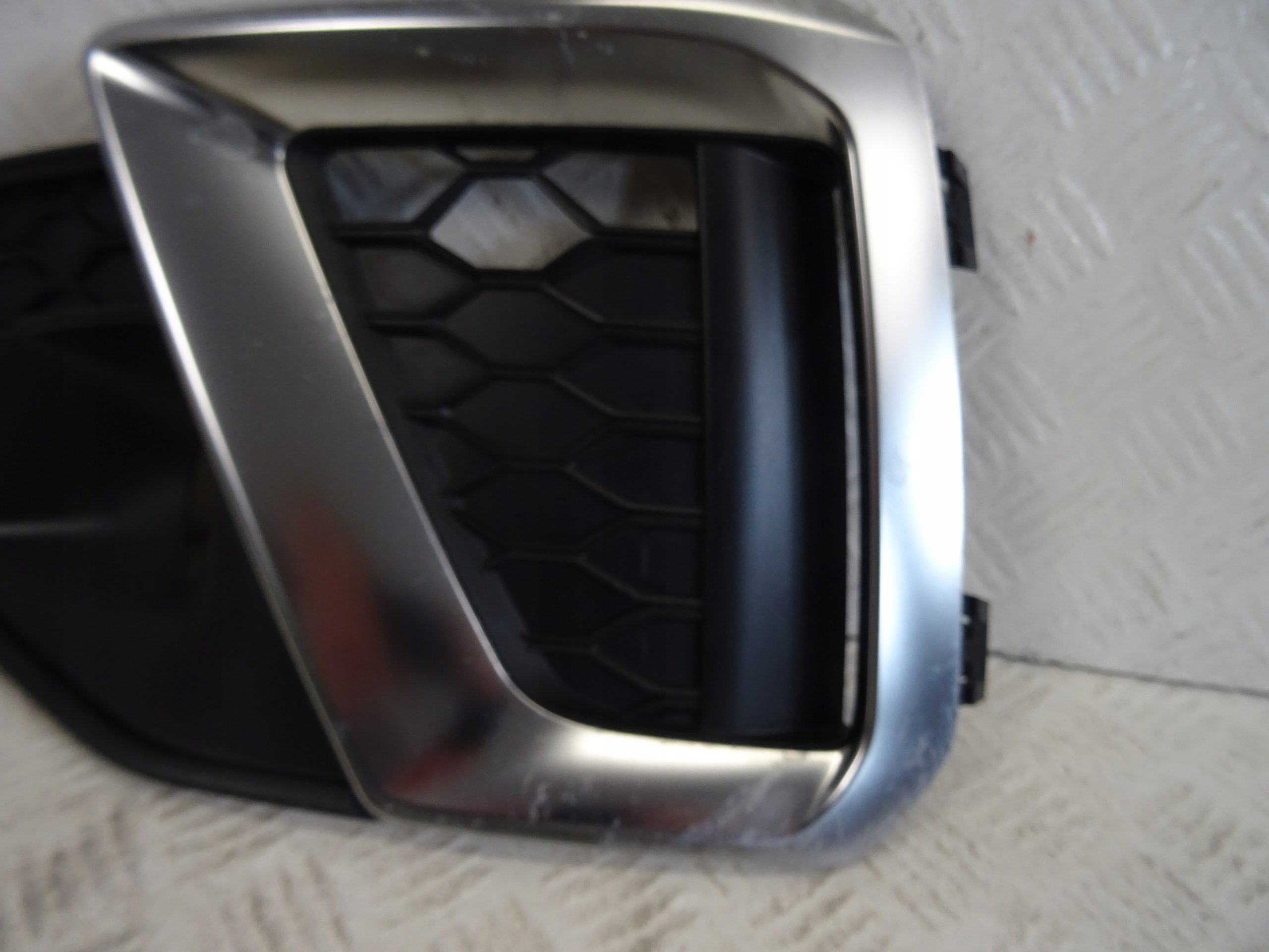 grid of a bumper front front left AUDI A4 B9 S-LINE LIFT 8W0807681AM