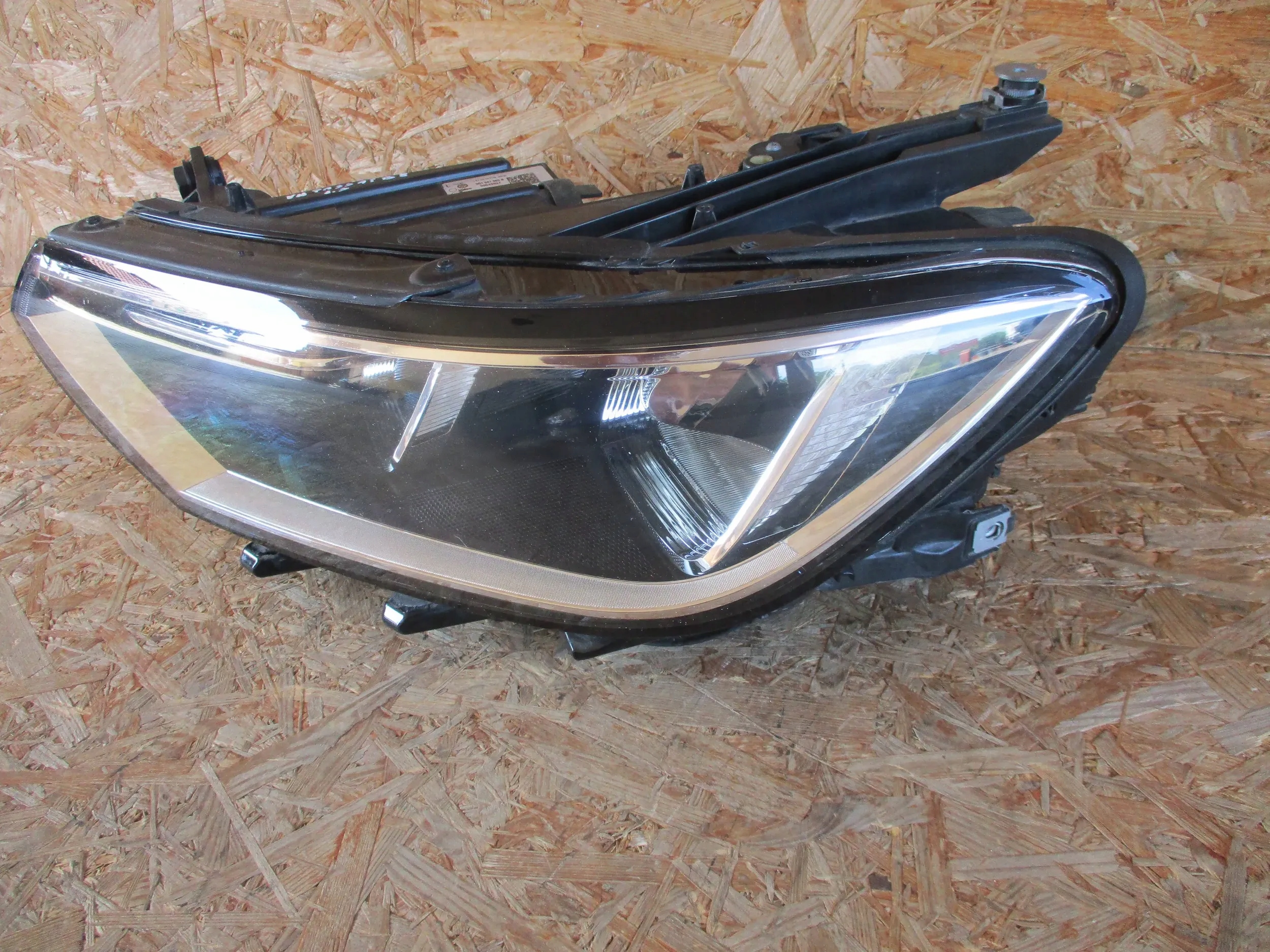 light front front left VW PASSAT B8 ZWYKLA