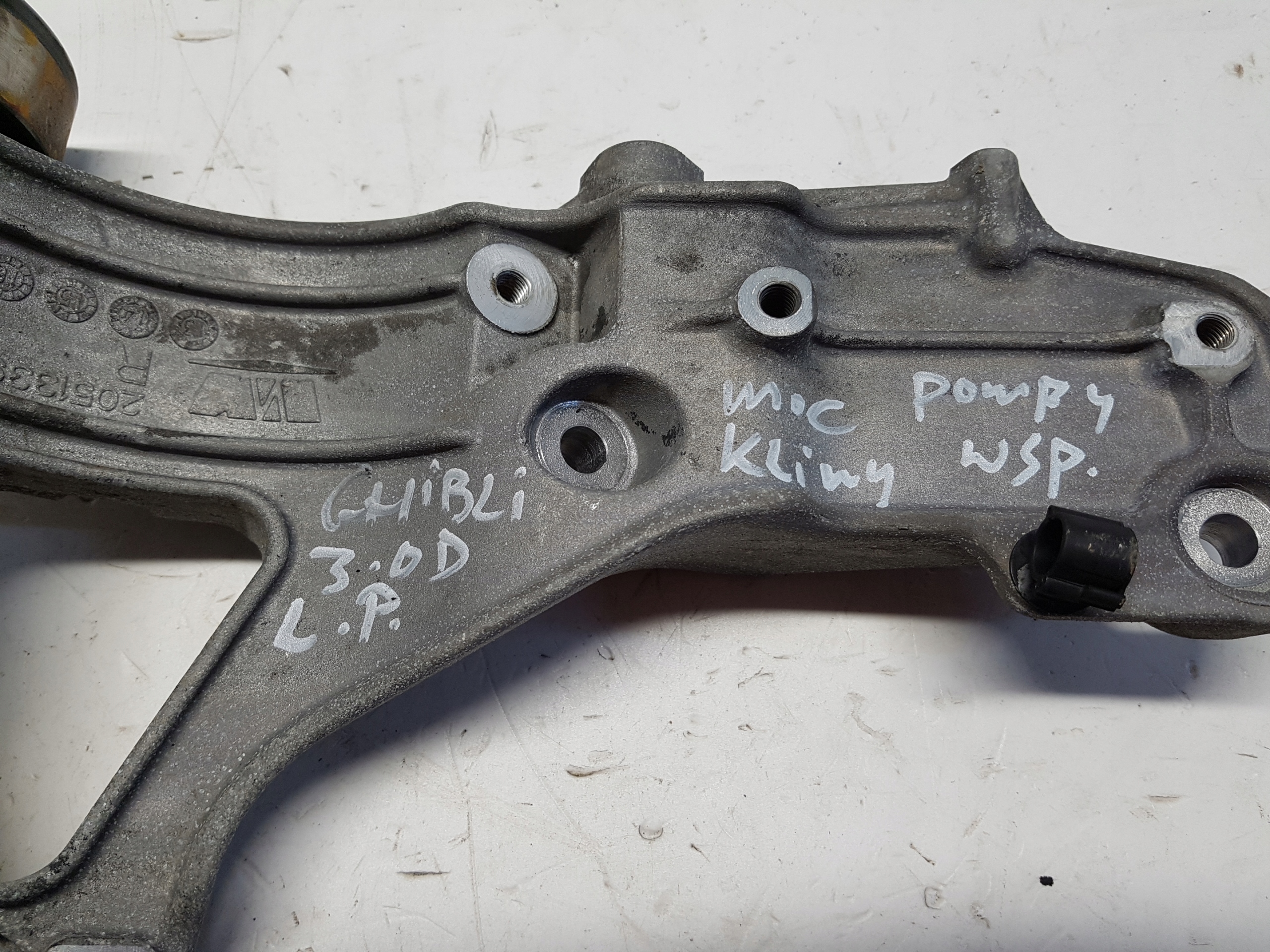 MASERATI GHIBLI 3.0 d V6 holder engine mount