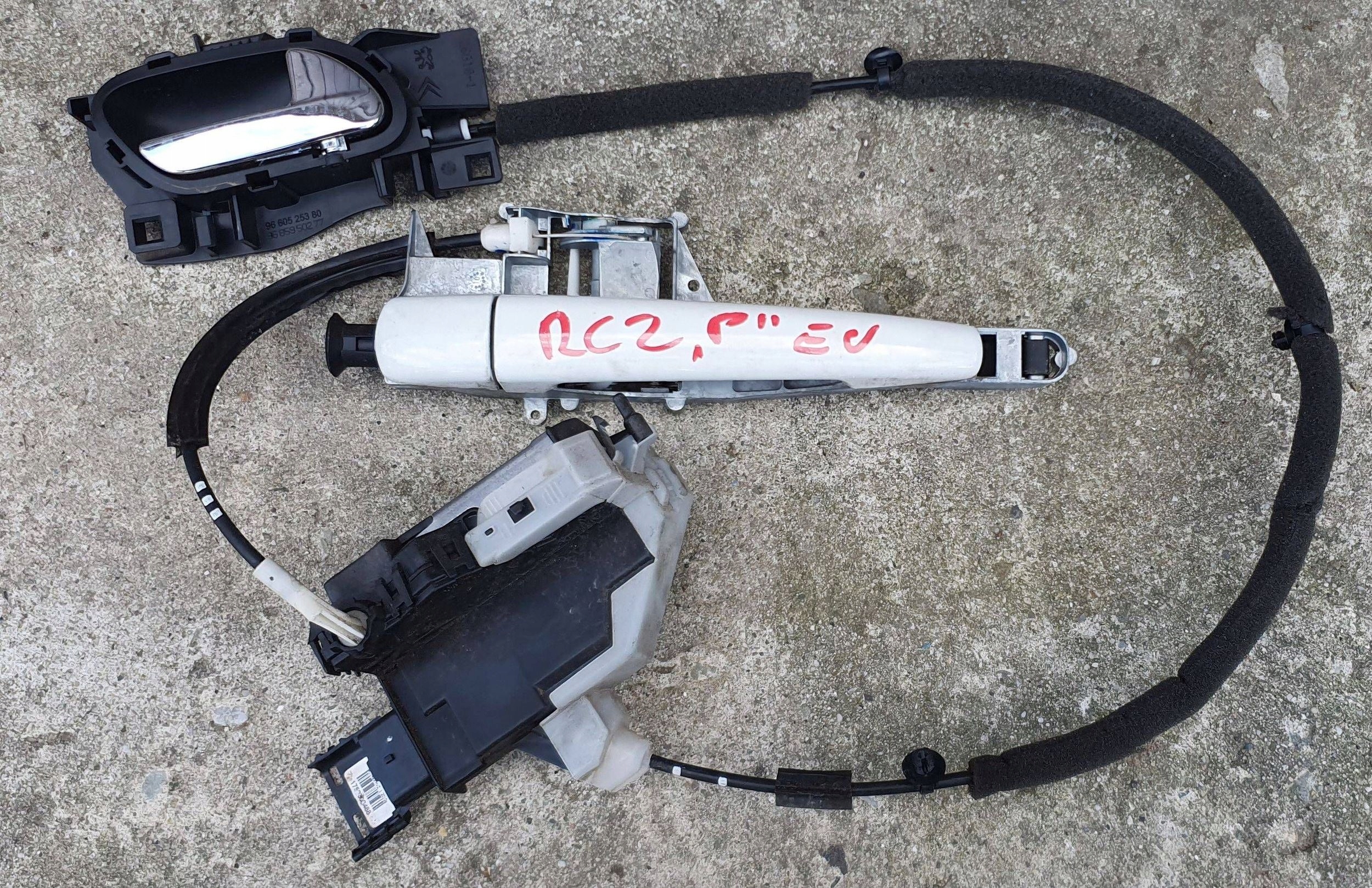 Peugeot RCZ psa184080 right lock door przednich handle