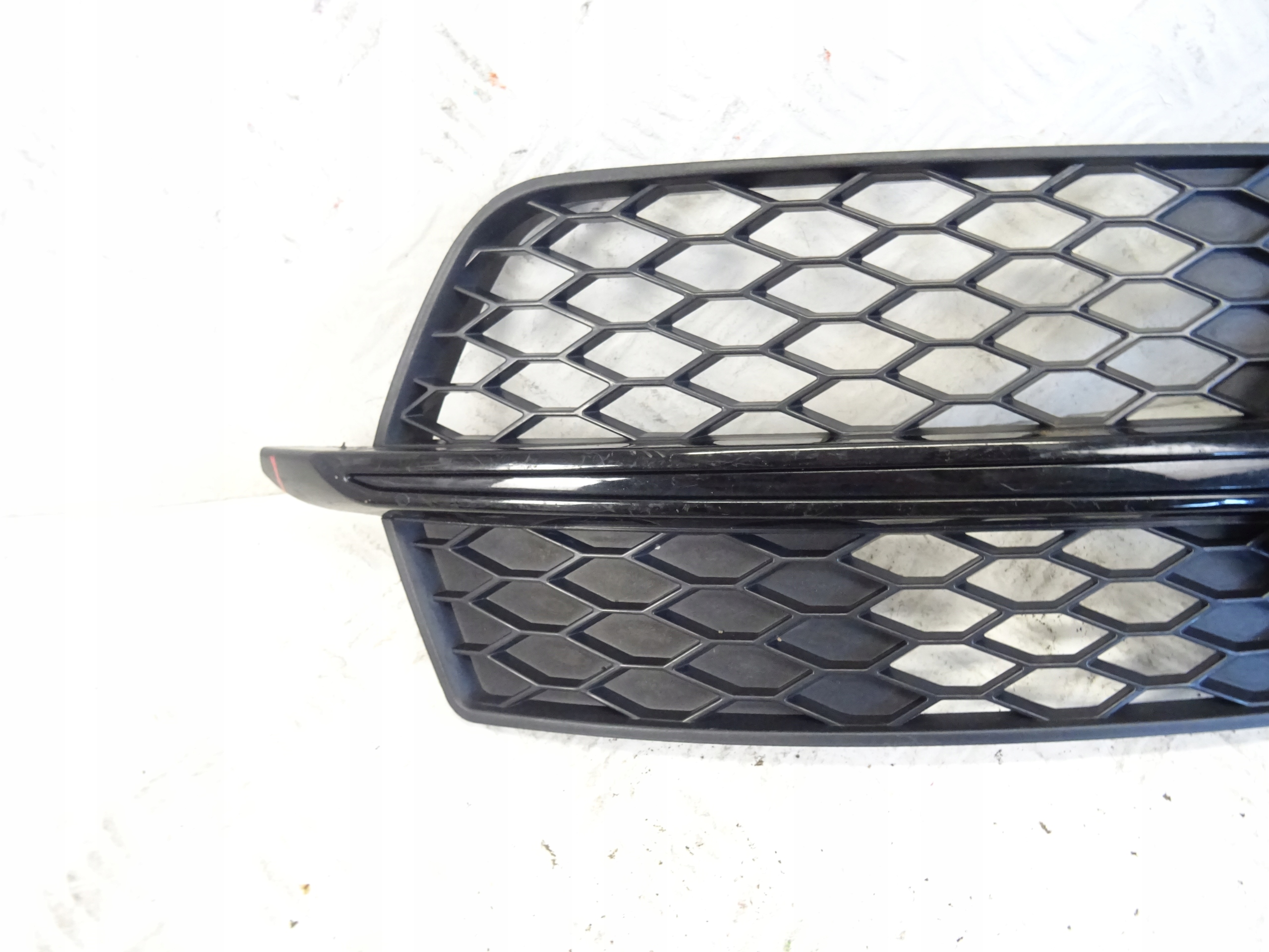 grid of a bumper front front right AUDI Q5 8R S-LINE
