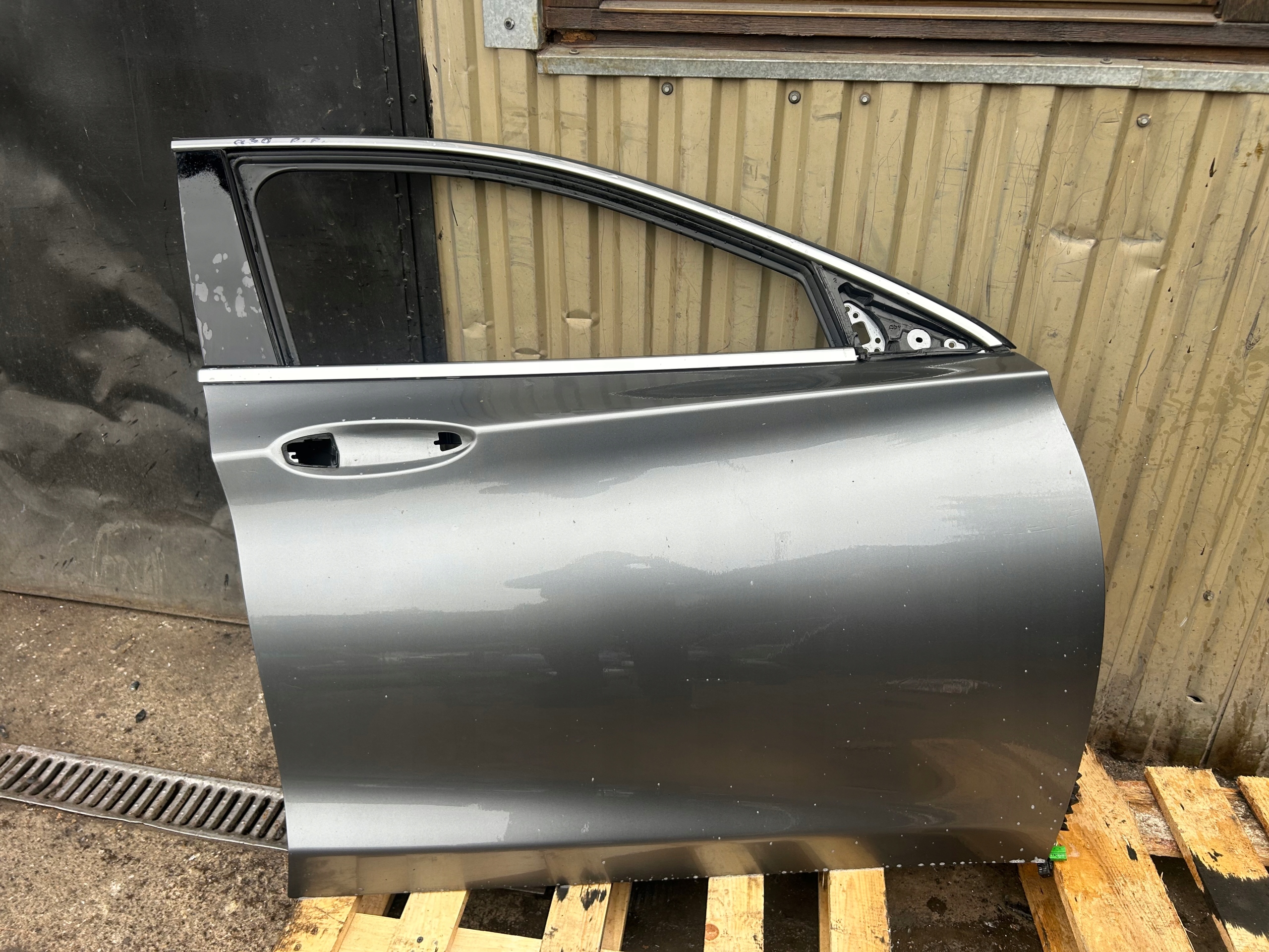 INFINITI Q30 door right front KAD G