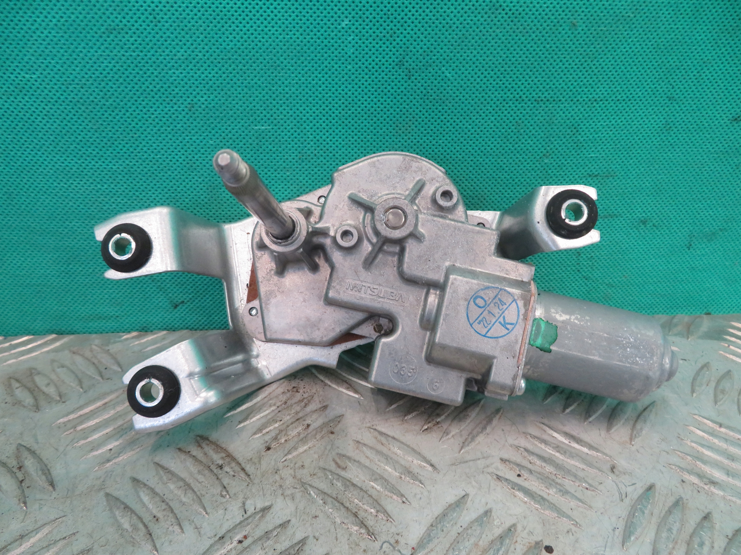 SILNICZEK WYCIERACZKI KLAPY TYŁ BMW F40 116D 22R Numer katalogowy części 8495516 8 495 516 BMW