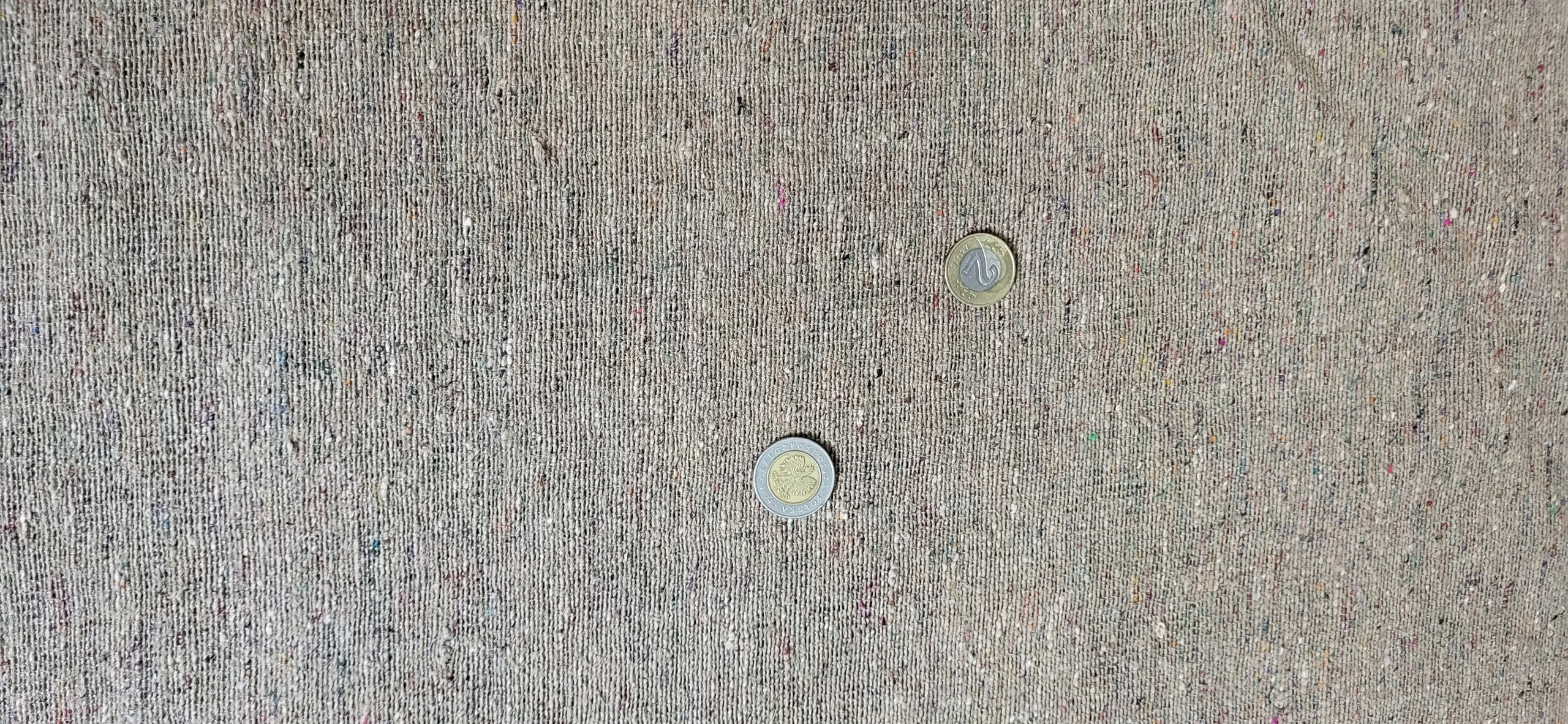 hrubé surové hedvábí tmavé camel protkané barevnými nitěmi