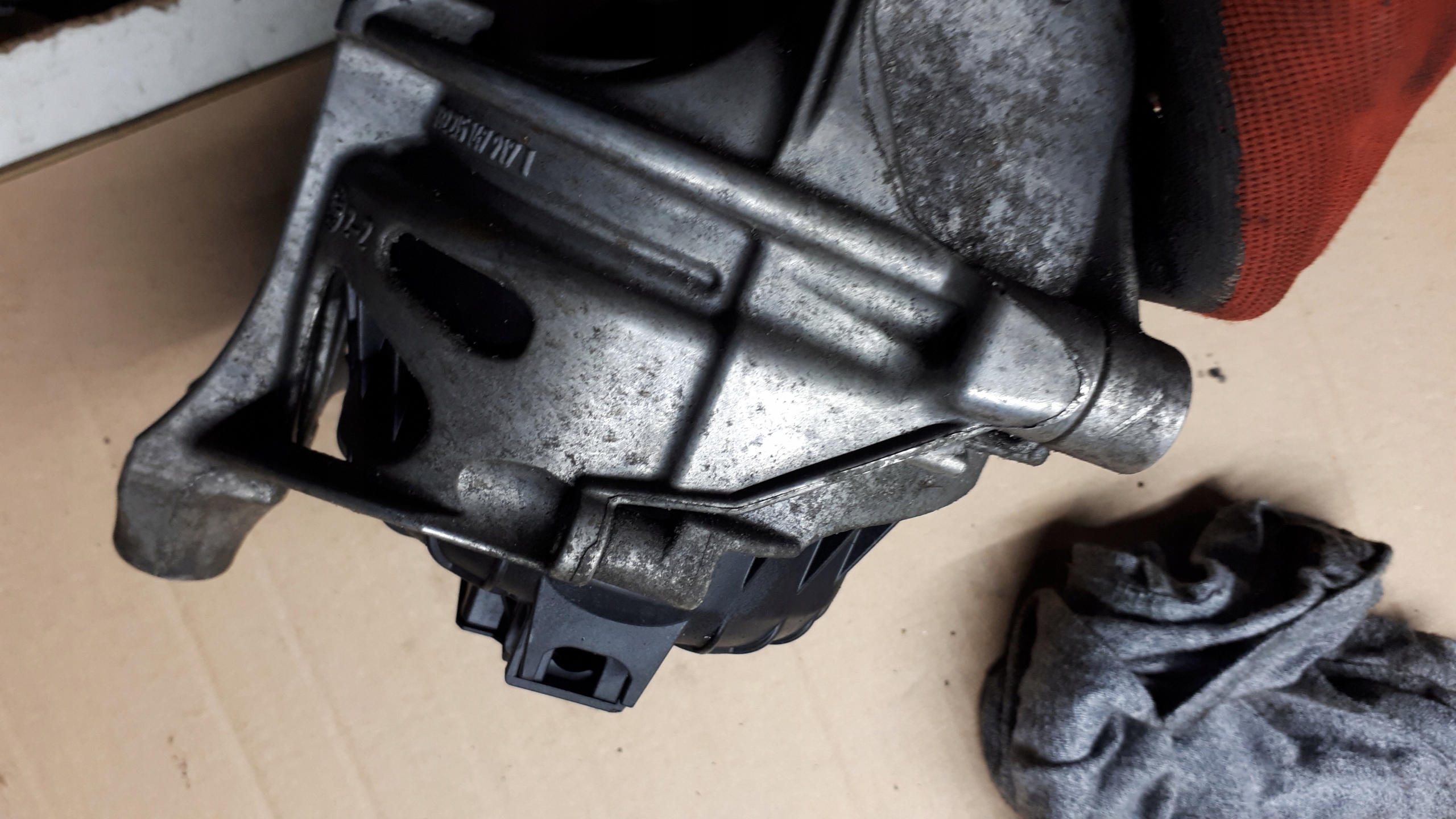 A4 B9 8W engine mount 3.0 TDI A5 8W 4M0199372Q
