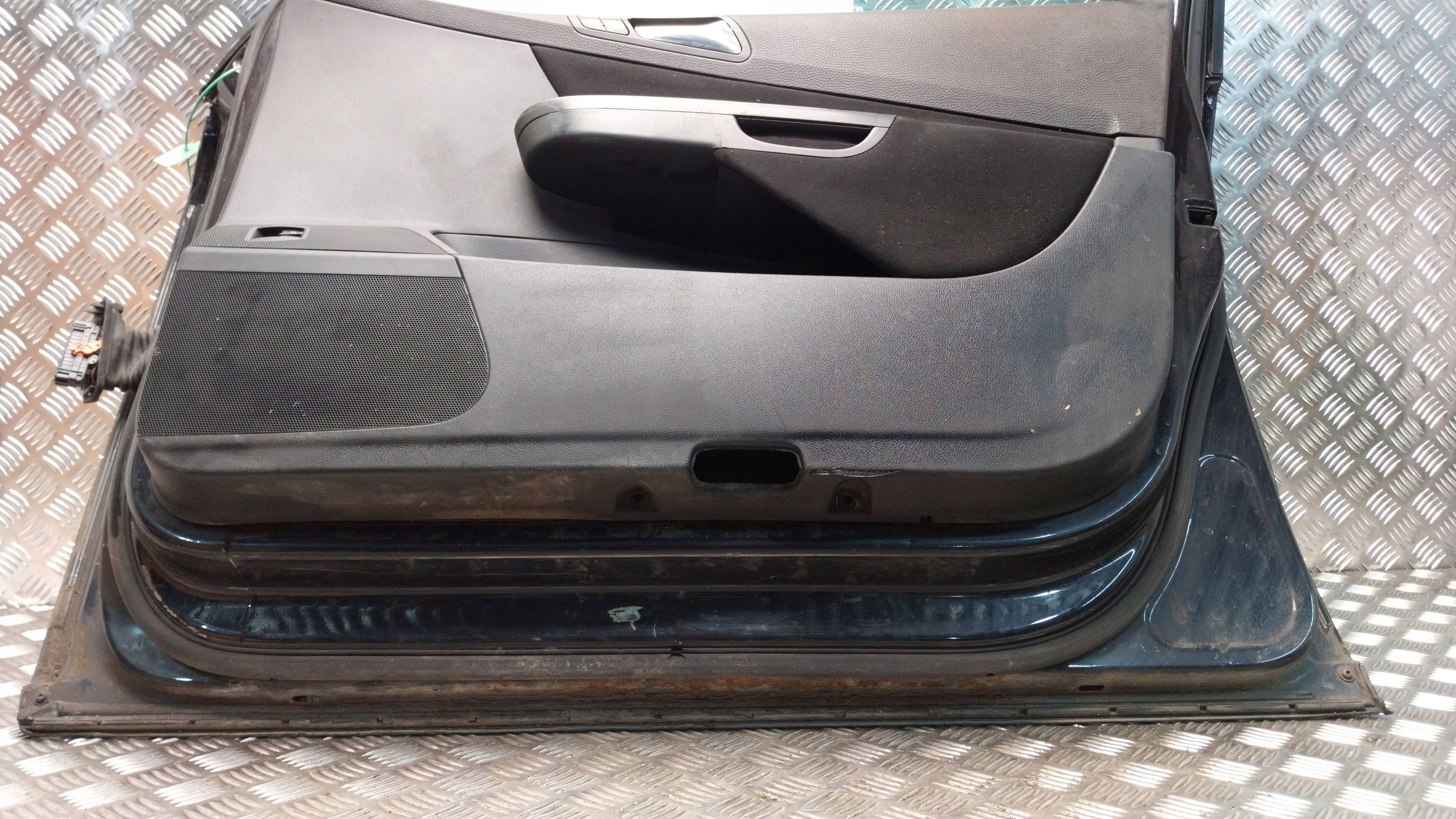 dveře předek pravé VW PASSAT B6 3C0 05