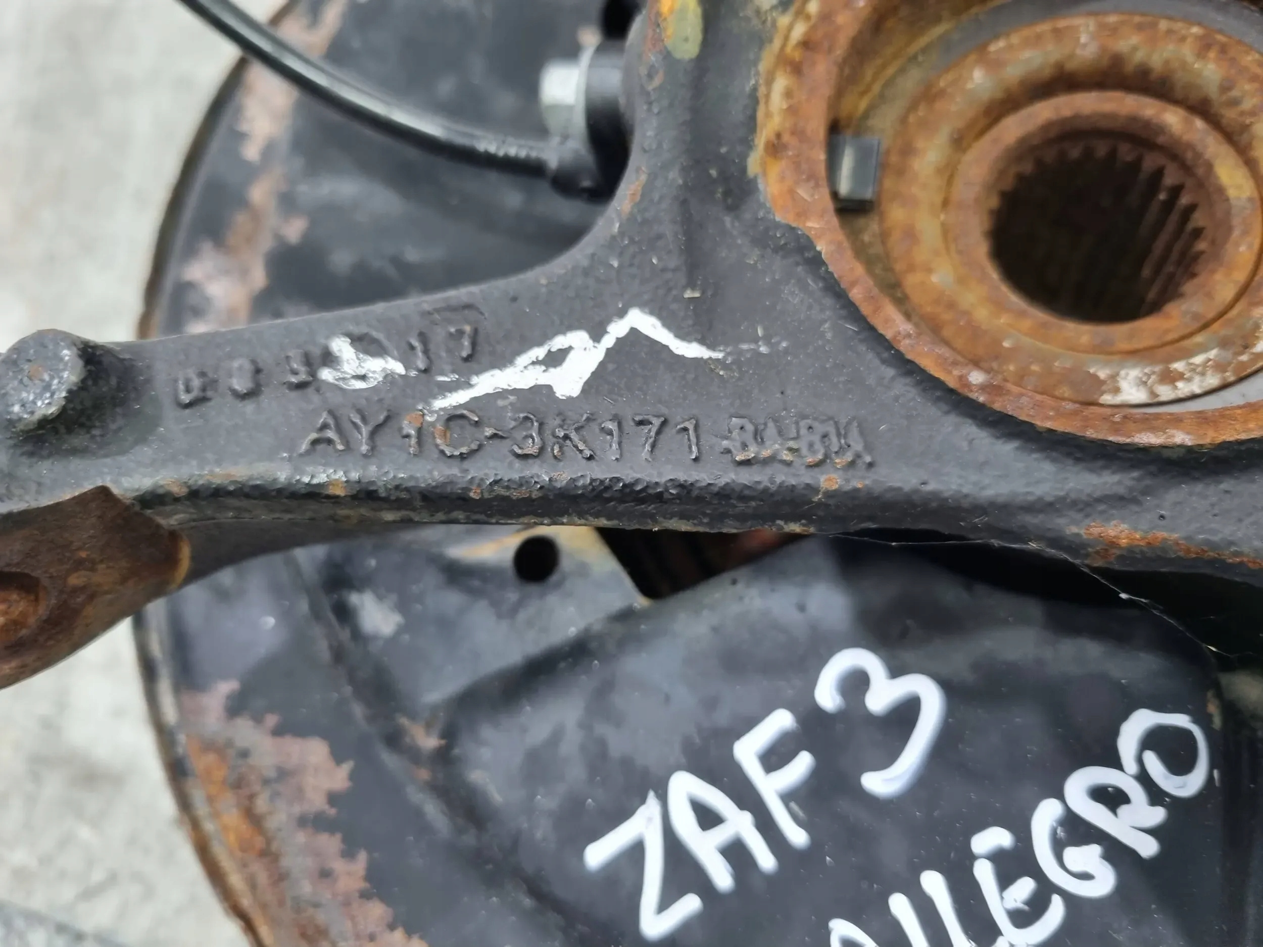 otoč čepu levý předek AY1C-3K171-BA FORD B-MAX FIESTA MK7 1.0