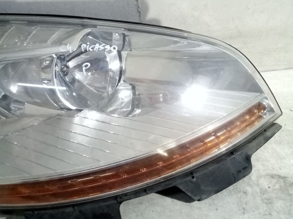 Citroen C4 Picasso and 1 light right front front
