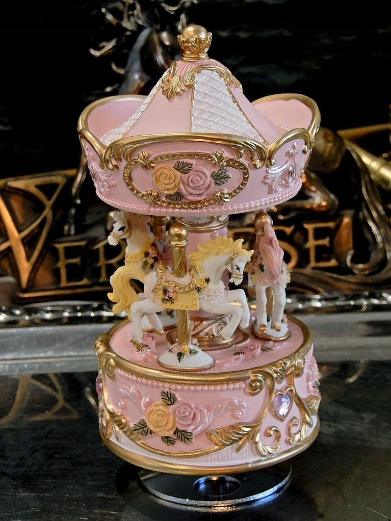 CUDOWNA KARUZELA KONIKI POZYTYWKA PASTELE FOR GIRl Marka inna