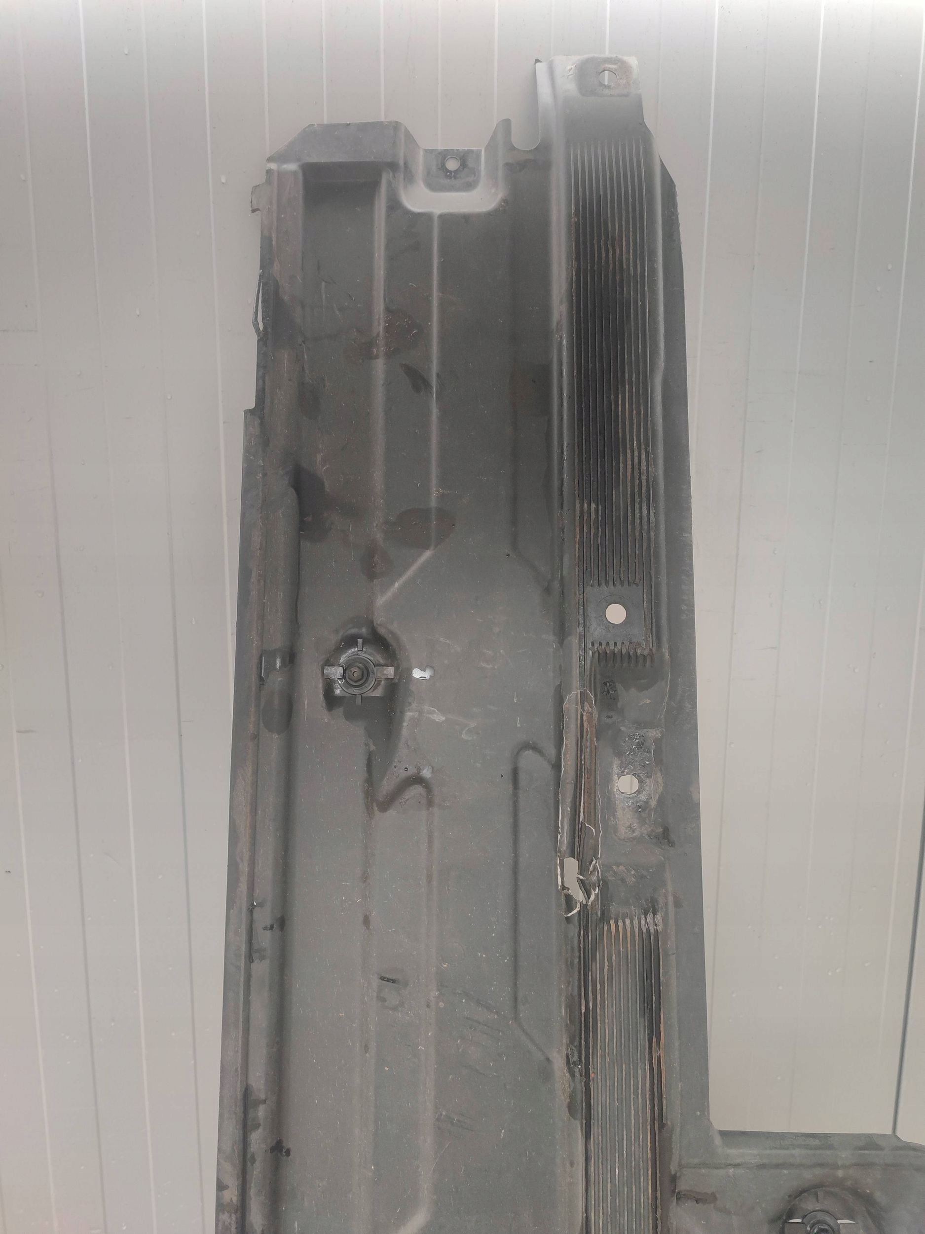 cover chassis right MERCEDES W204 A2046101408