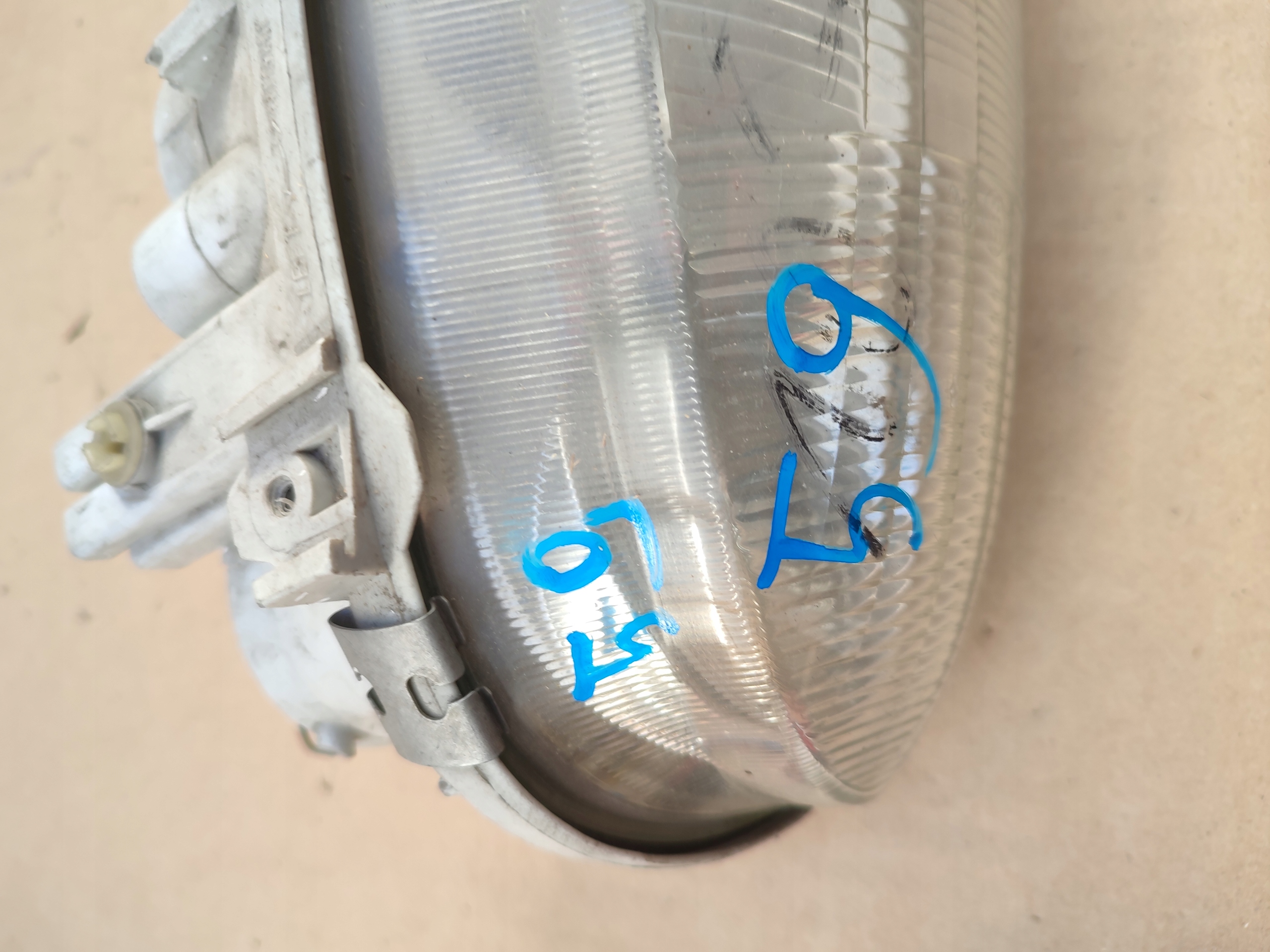 light right front REFLEKTOR MAZDA 121 FIESTA MK4 1305235251