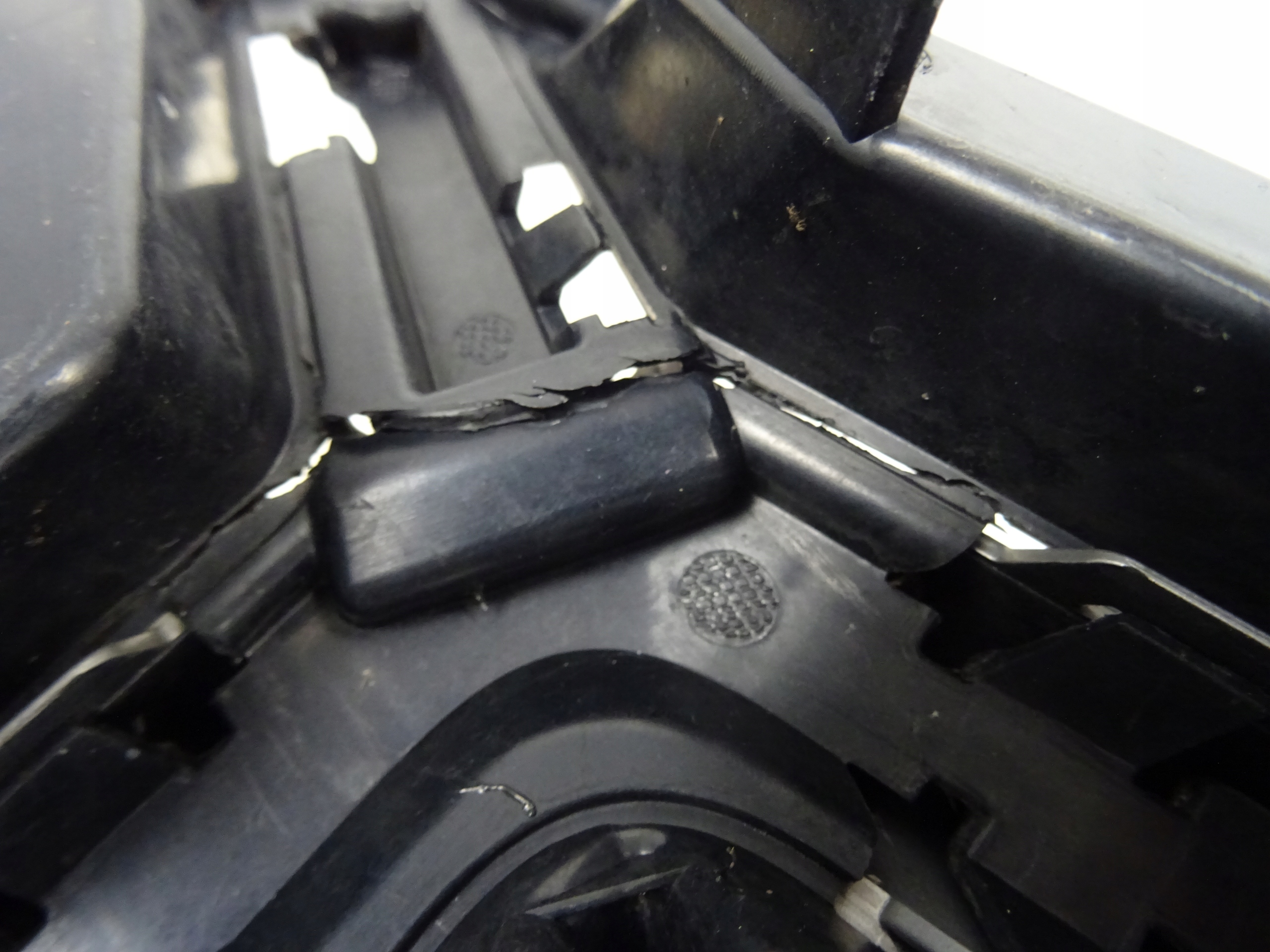 grid of a bumper front front left AUDI Q3 83A 83A807681D