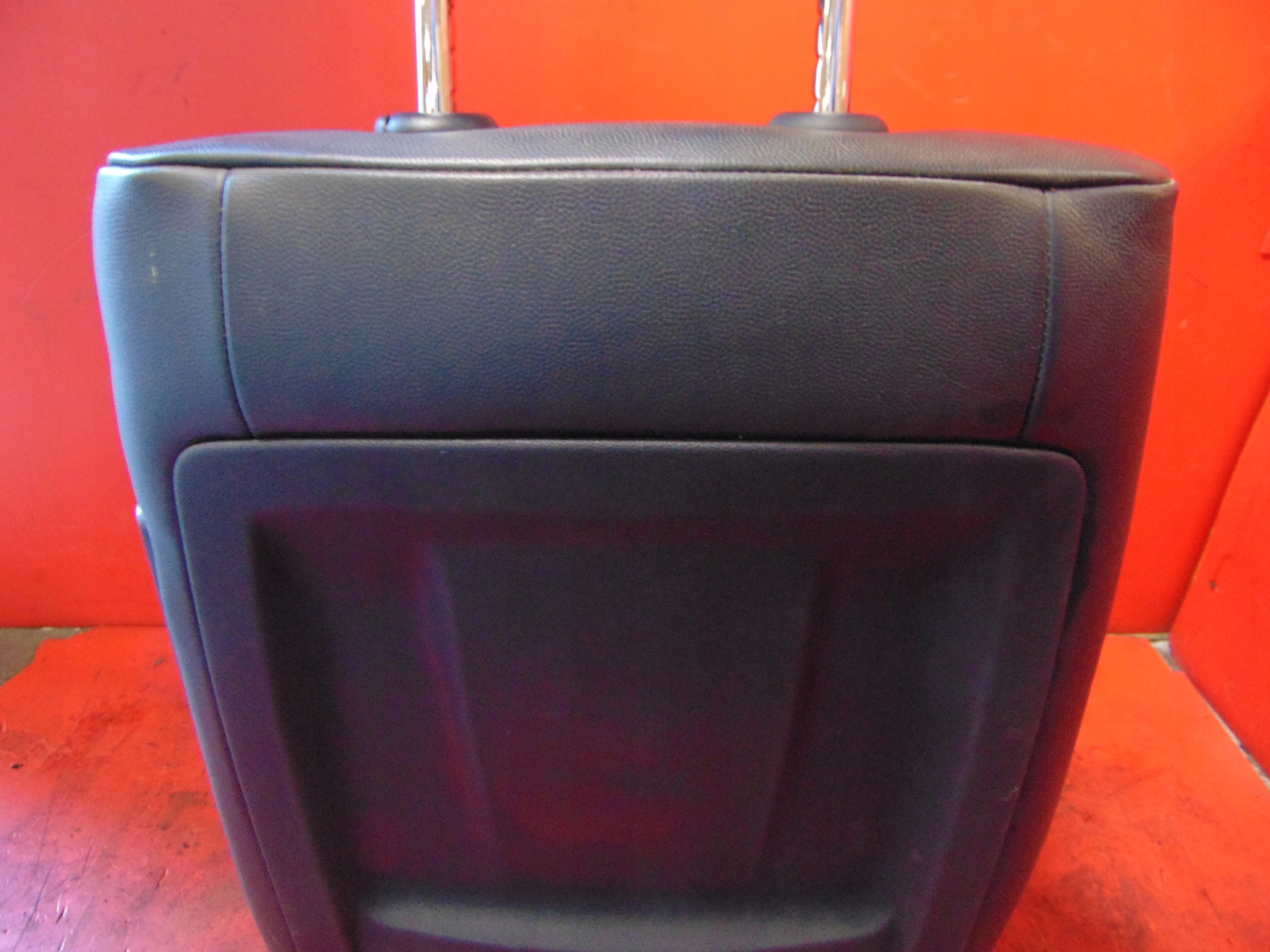 BMW 1 E87 seat driver´s left SKORZANY heated