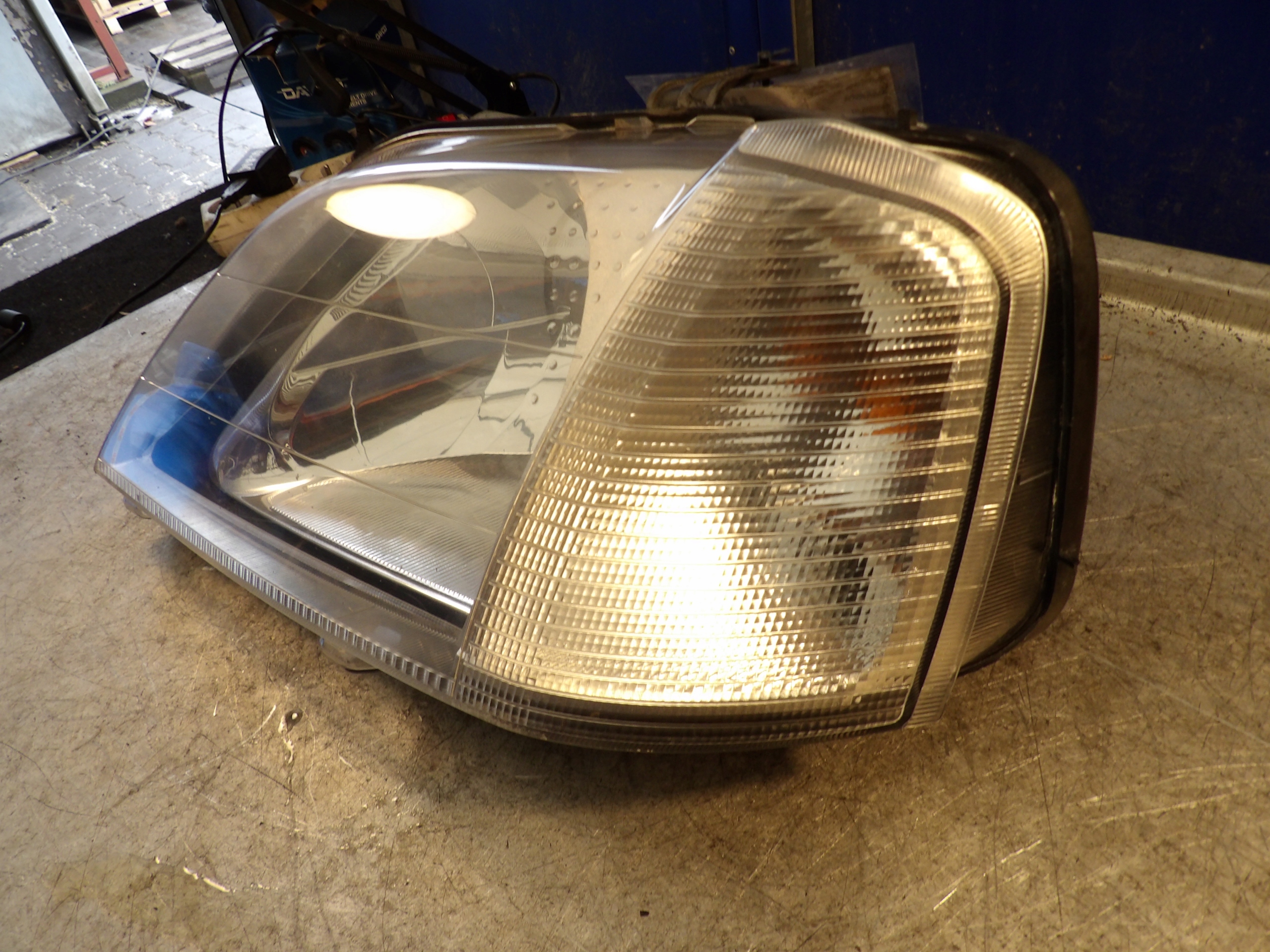 Dacia Logan and lift light front left 8200211005 89029771