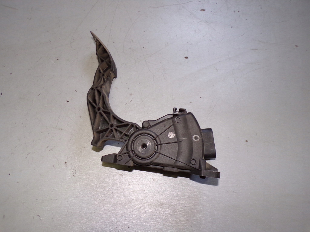 педаль газа FORD Fusion 2S619F836AA