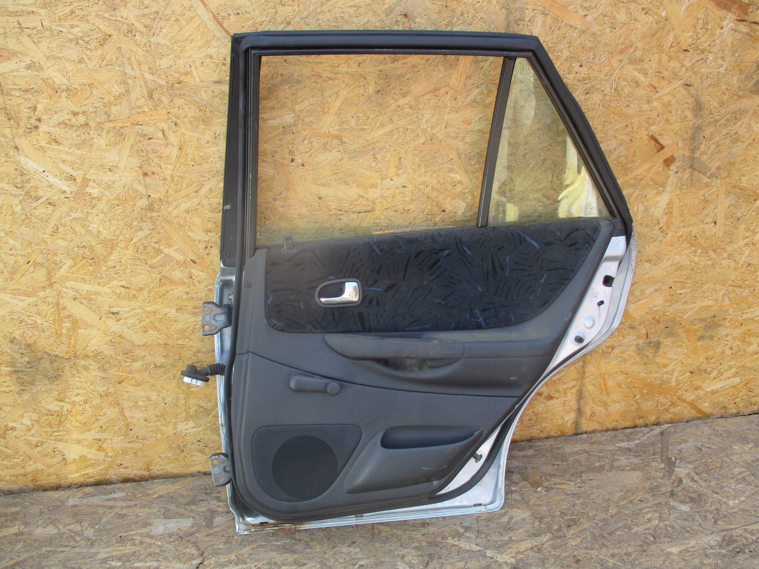 Drzwi tył prawe Mazda 323 BJ HB Kolor do lakierowania