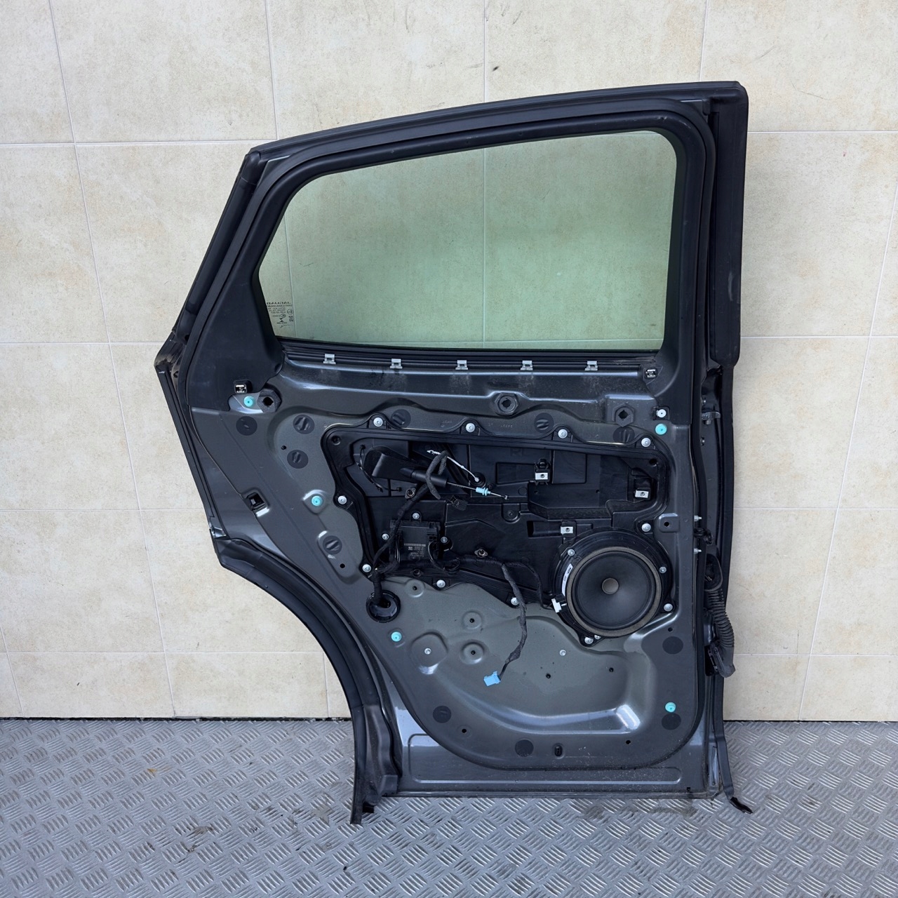 DRZWI TYLNE LEWE JAGUAR E-PACE 2017 ROK Typ samochodu Samochody osobowe