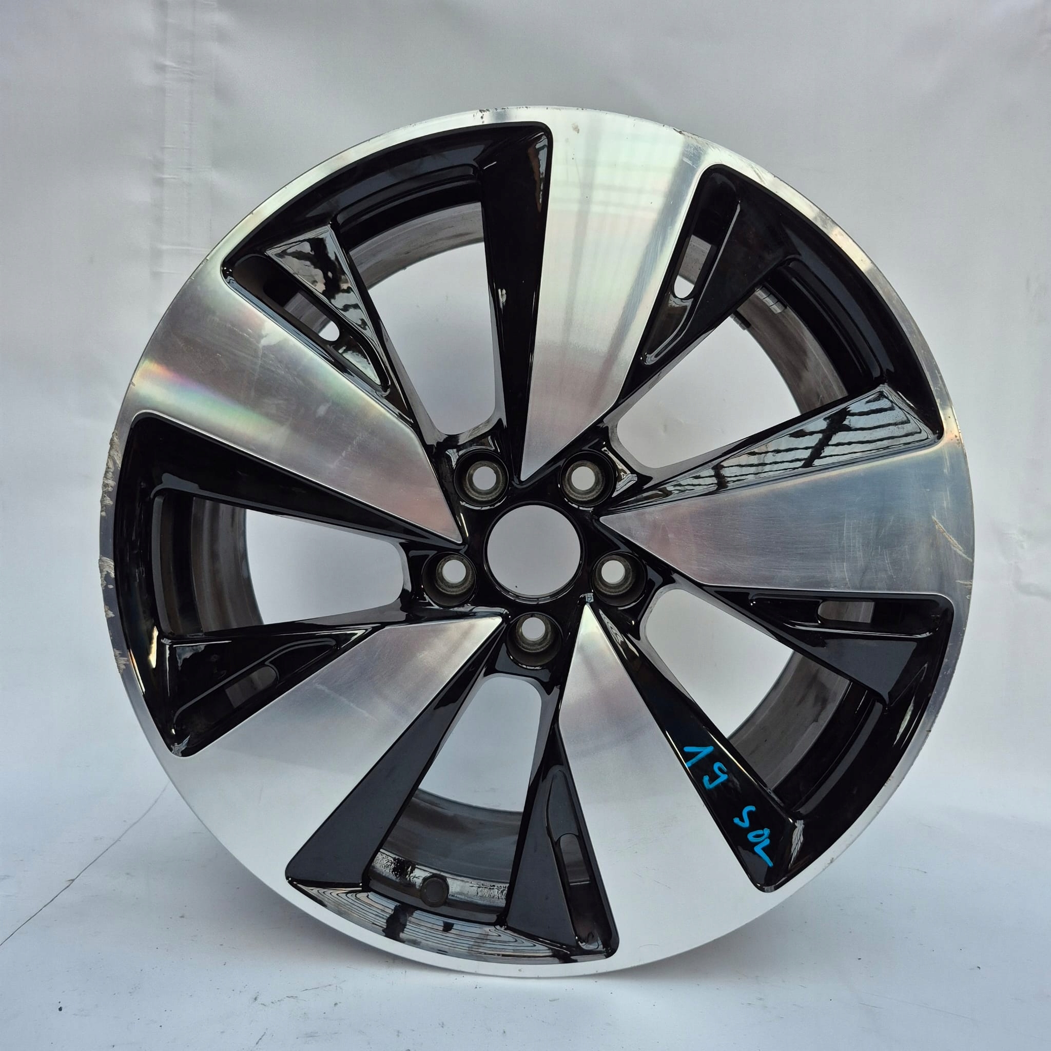 AUDI 8B3601025AR 8JX19H2 ET44 19" disk hliníkový