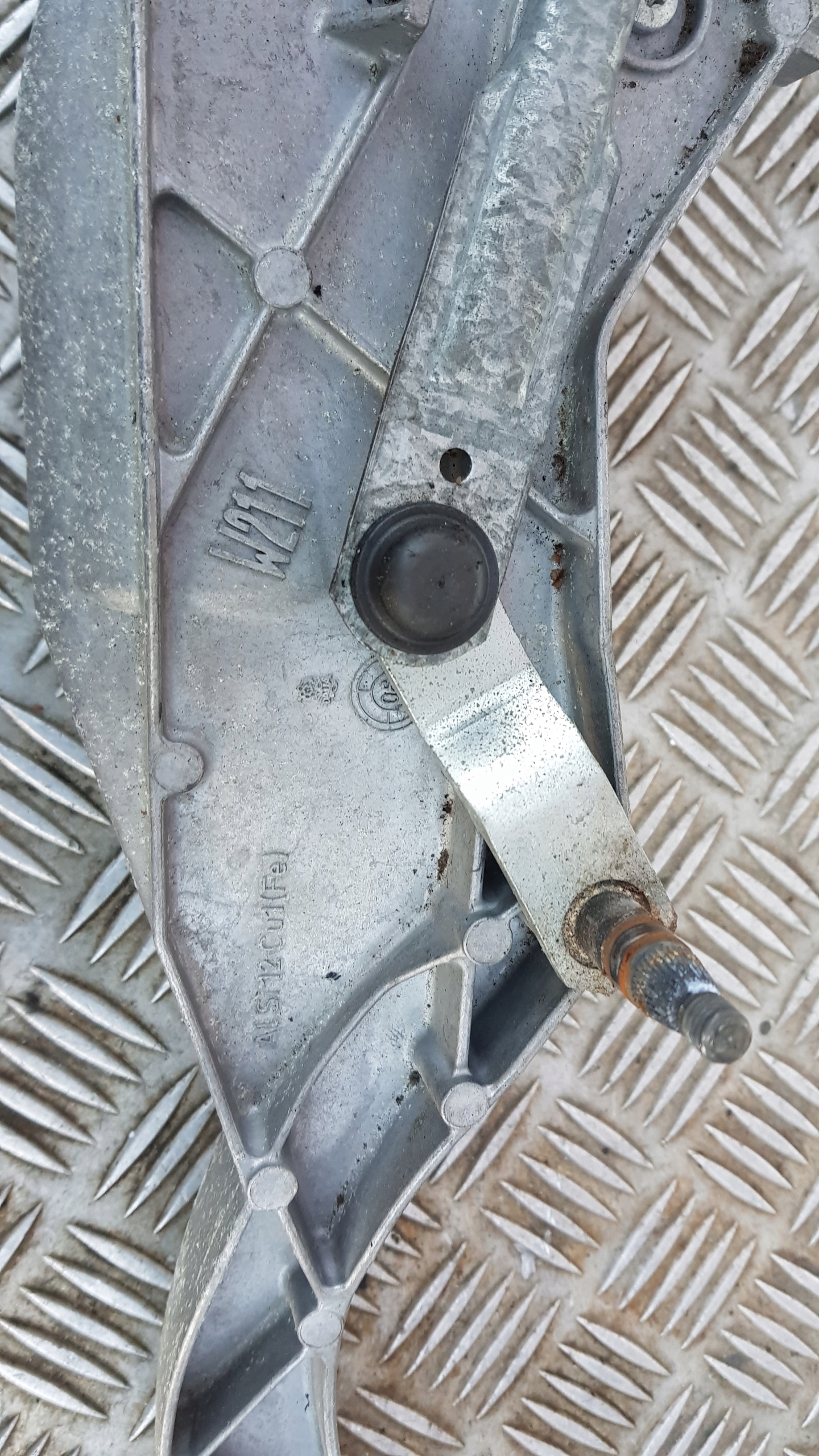 MERCEDES E-KLASA W211 wiper mechanism front LIFT