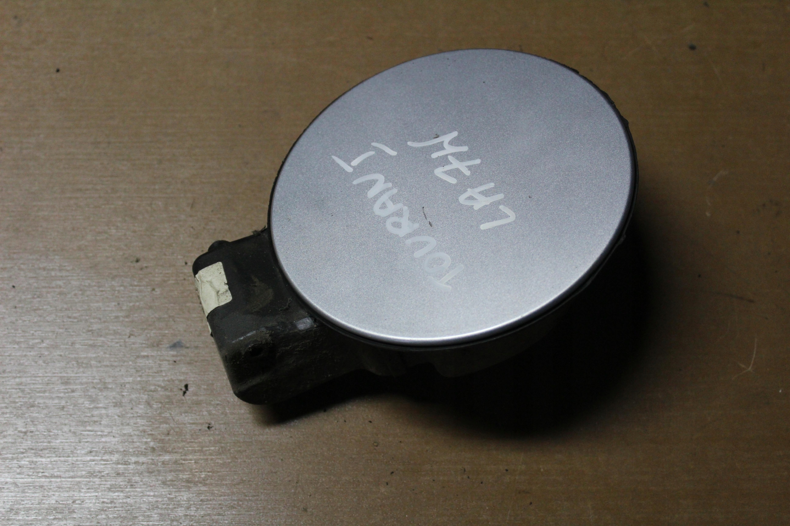 VW TOURAN I KLAPKA WLEWU PALIWA LA7W Producent części Volkswagen OE