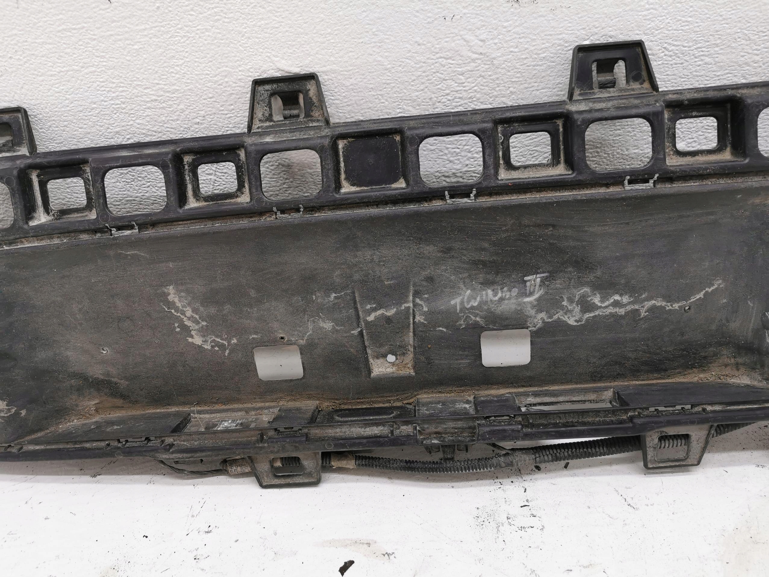grid of a bumper rear RENAULT TWINGO III 14