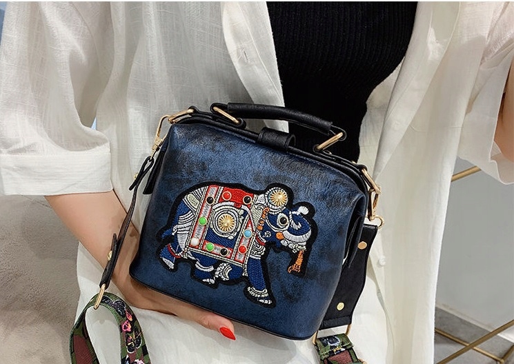 Oryginalna torebka kuferek z haftem szeroki pasek Kod producenta 375a