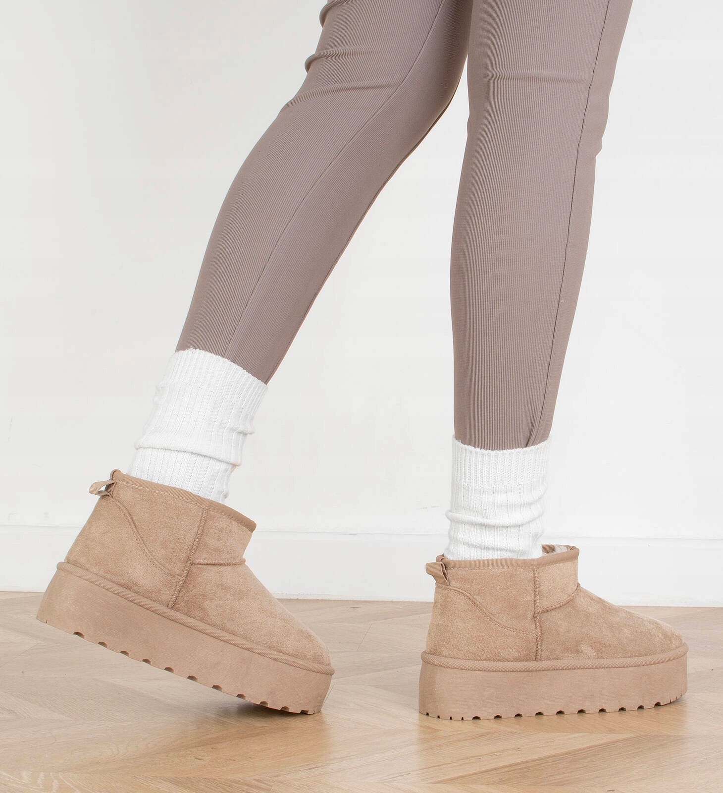 7875 BEŻOWE OCIEPLANE BOTKI NA GRUBEJ PODESZWIE ŚNIEGOWCE NA PLATFORMIE 37 Wzór dominujący bez wzoru