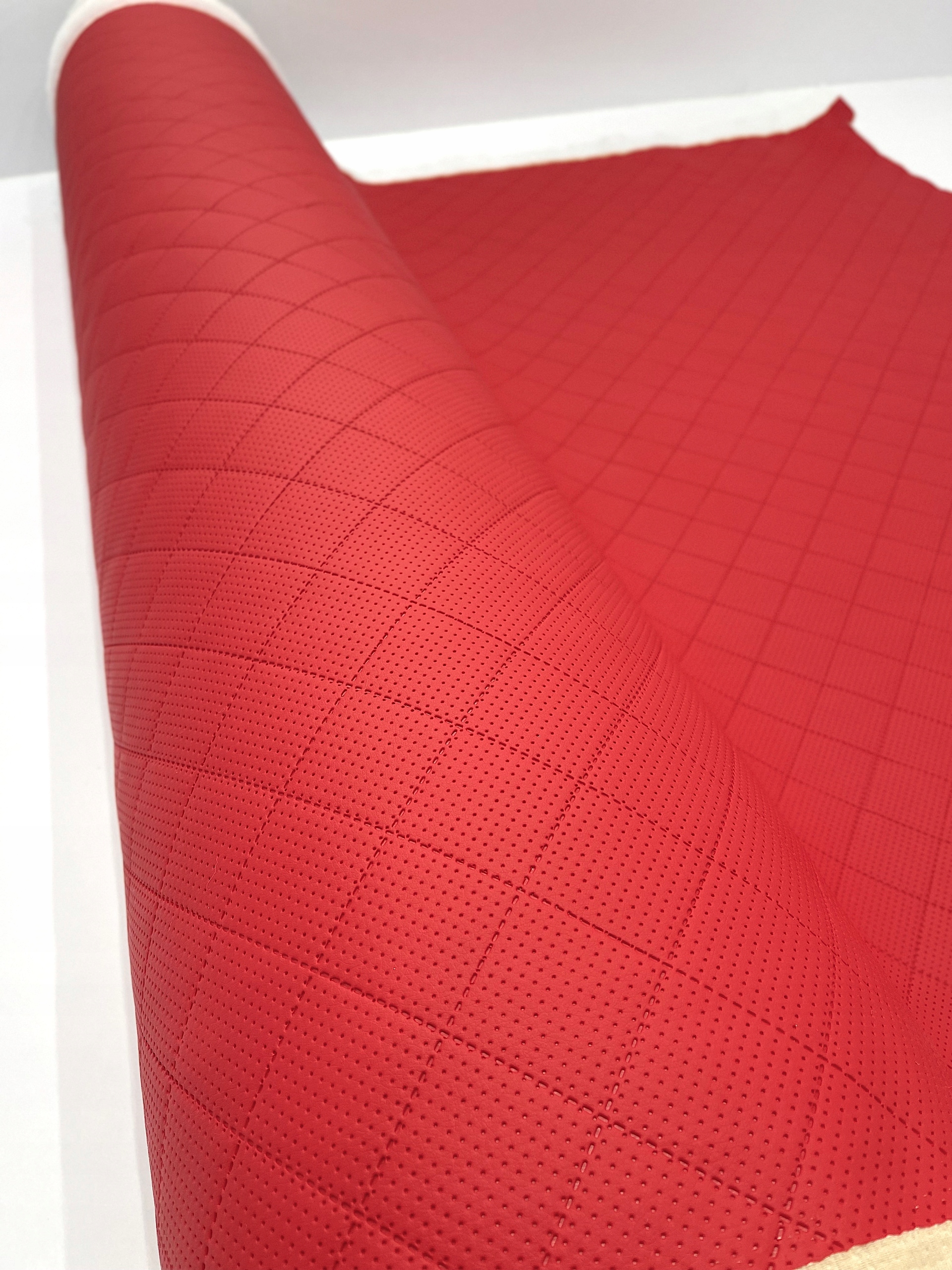 Czerwona GTS 5x5 Perforowana Ekoskóra SOFT Tapicerka samochodowa do aut Stan opakowania oryginalne