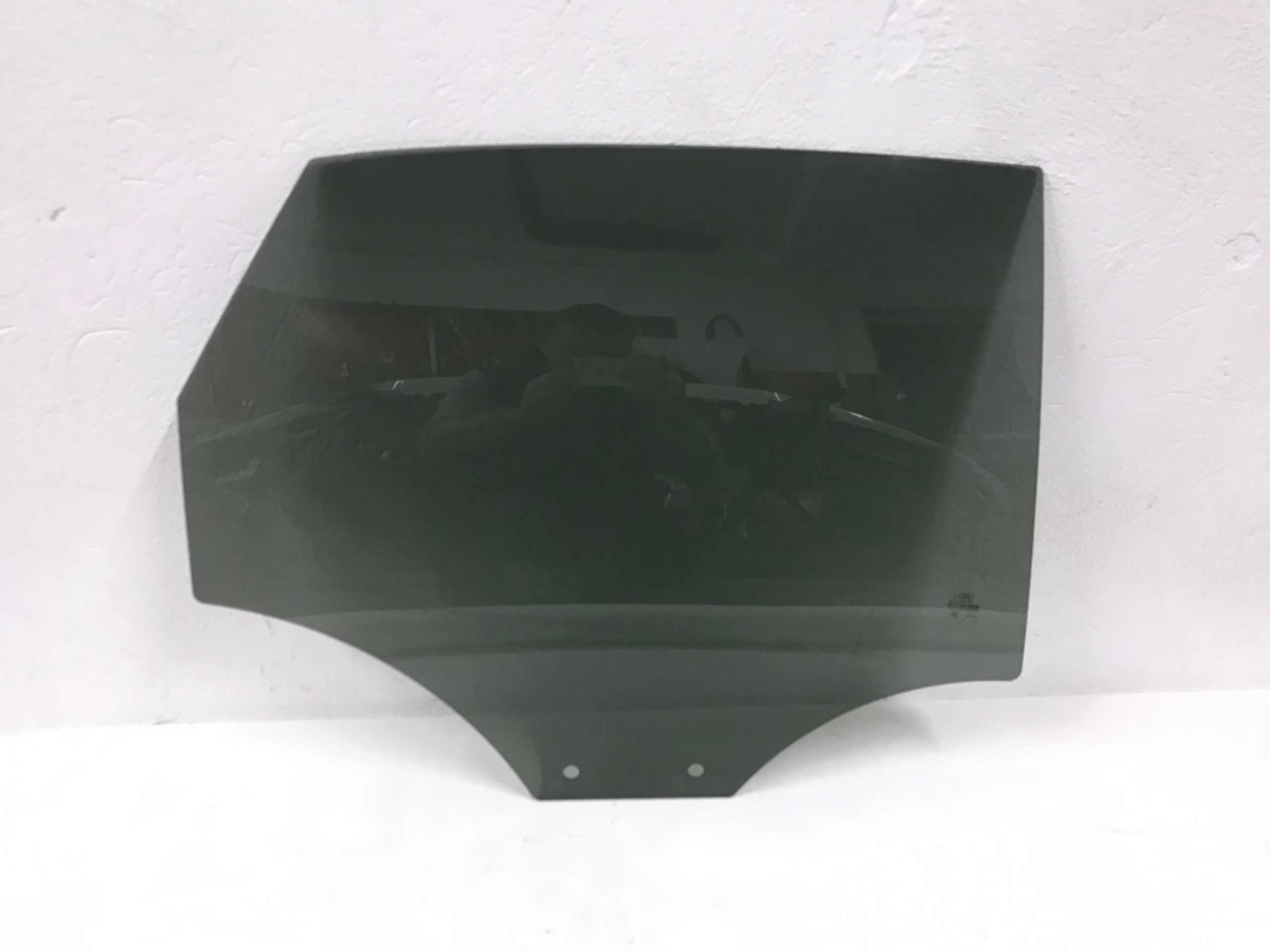 СКЛО ДВЕРІ ПРАВА ПРАВИЙ ЗАД. AUDI A1x ЗАТЕМНЕНЕ2r