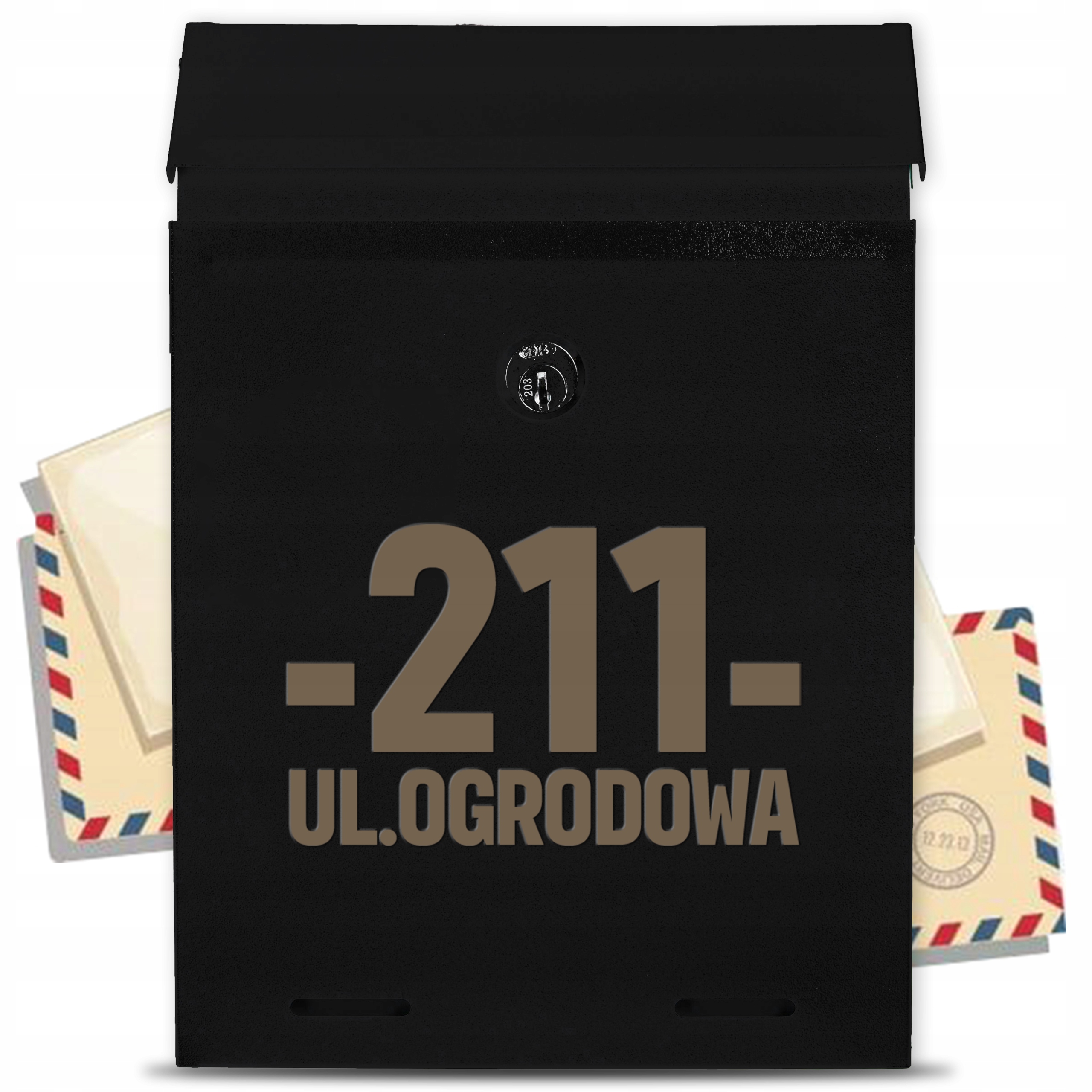 Černá poštovní schránka s personalizovanou adresou a gravírovanými vzory