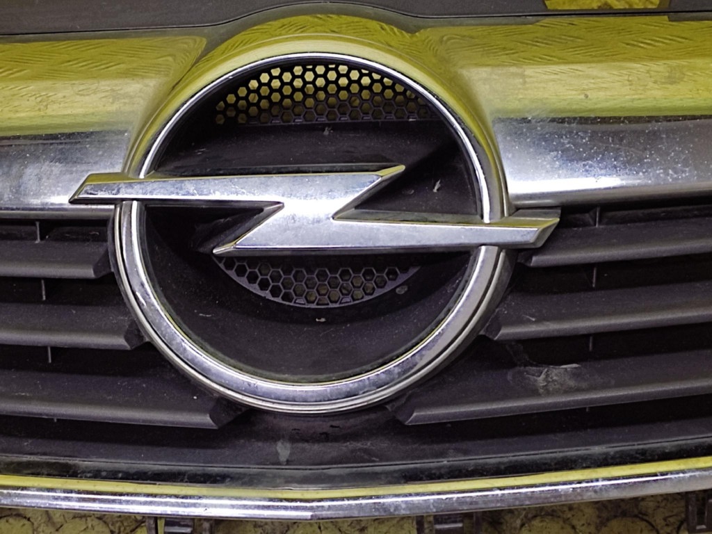 OPEL ZAFIRA B grille 13136136