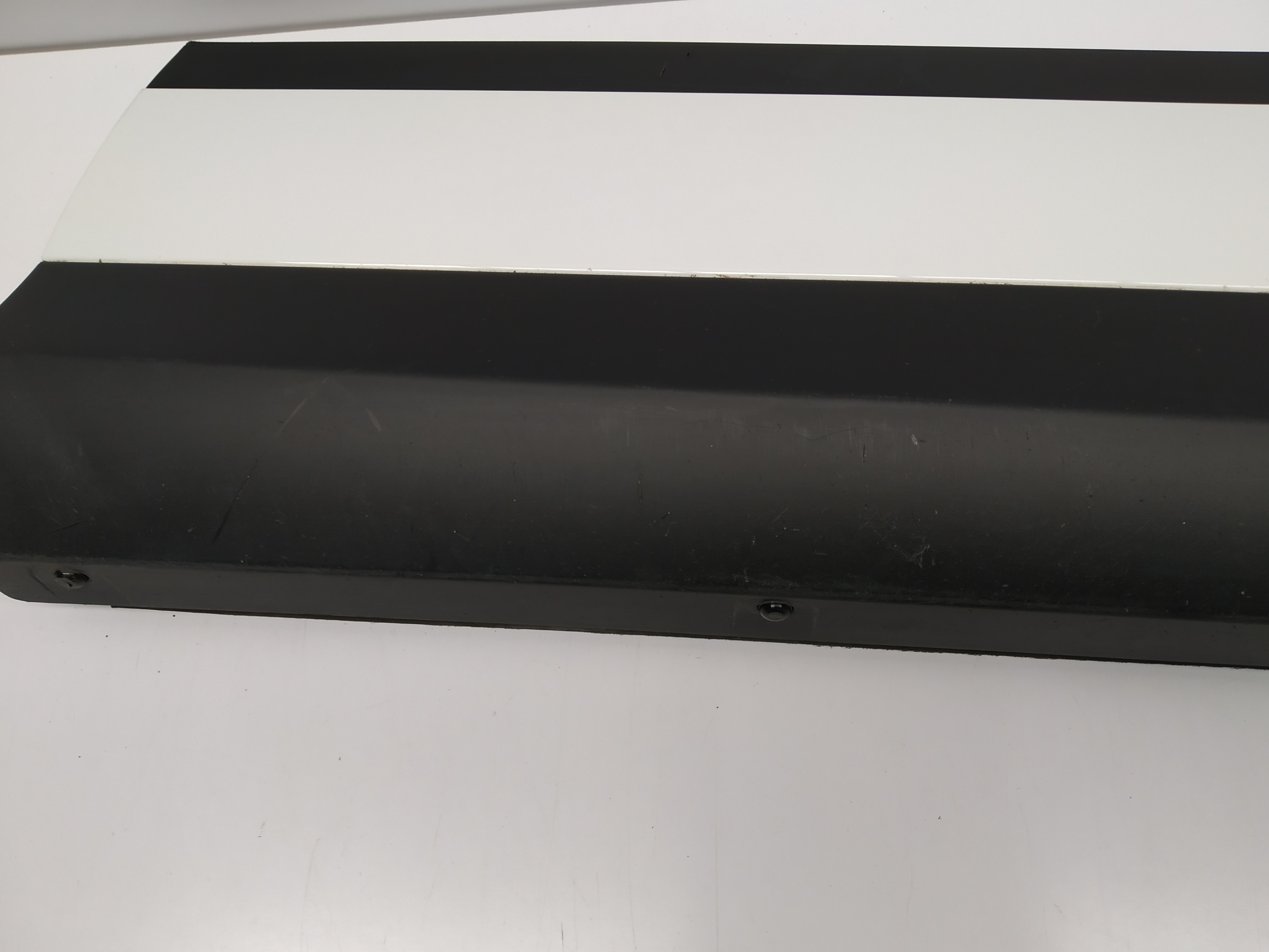Range Rover Evoque II L551 moulding door front right cap K8D221064A