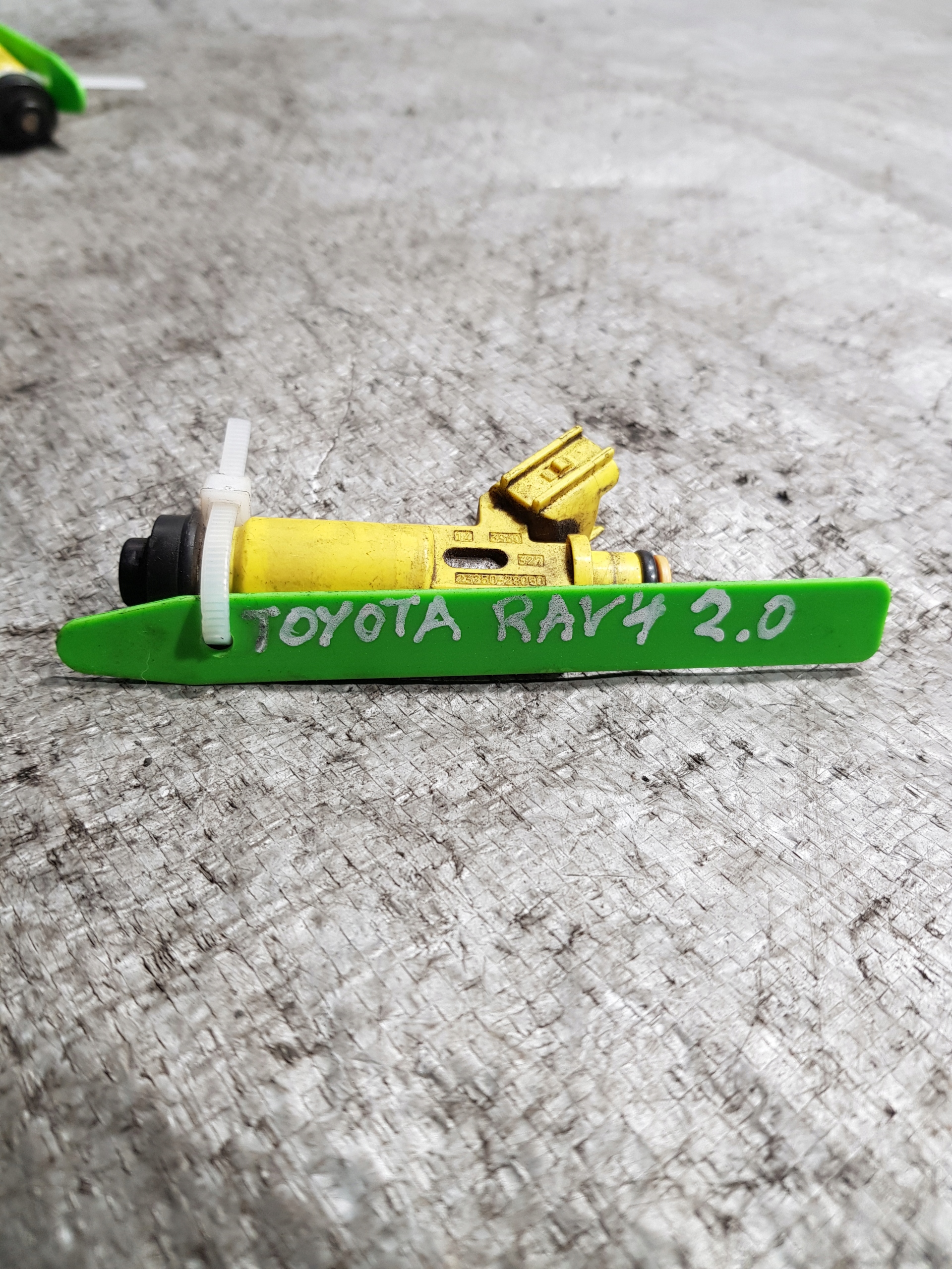 injector TOYOTA RAV4 II 2.0 VVTI 23250-28050