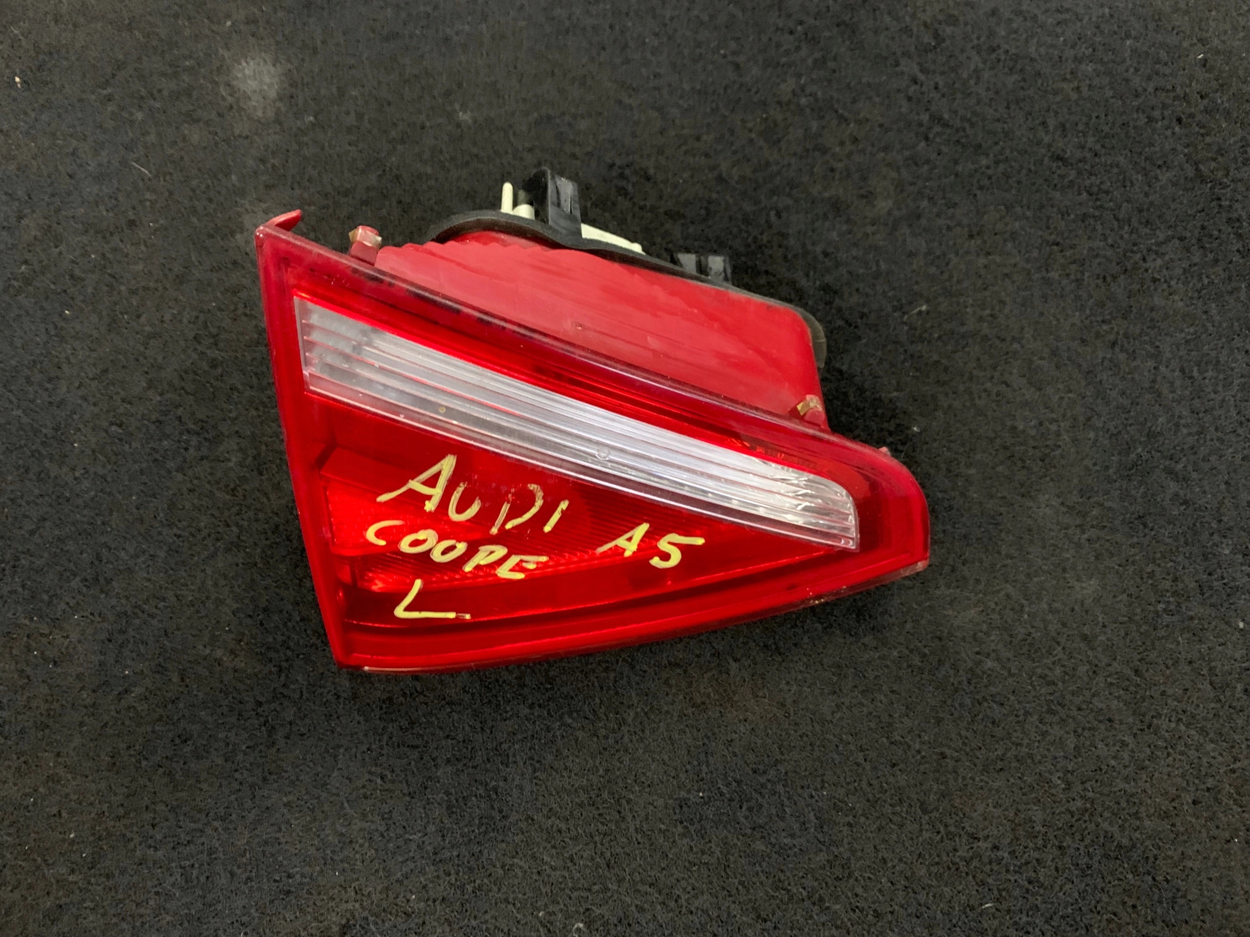 Lampa lewa tył w klapę A5 Coupe 8T0945093