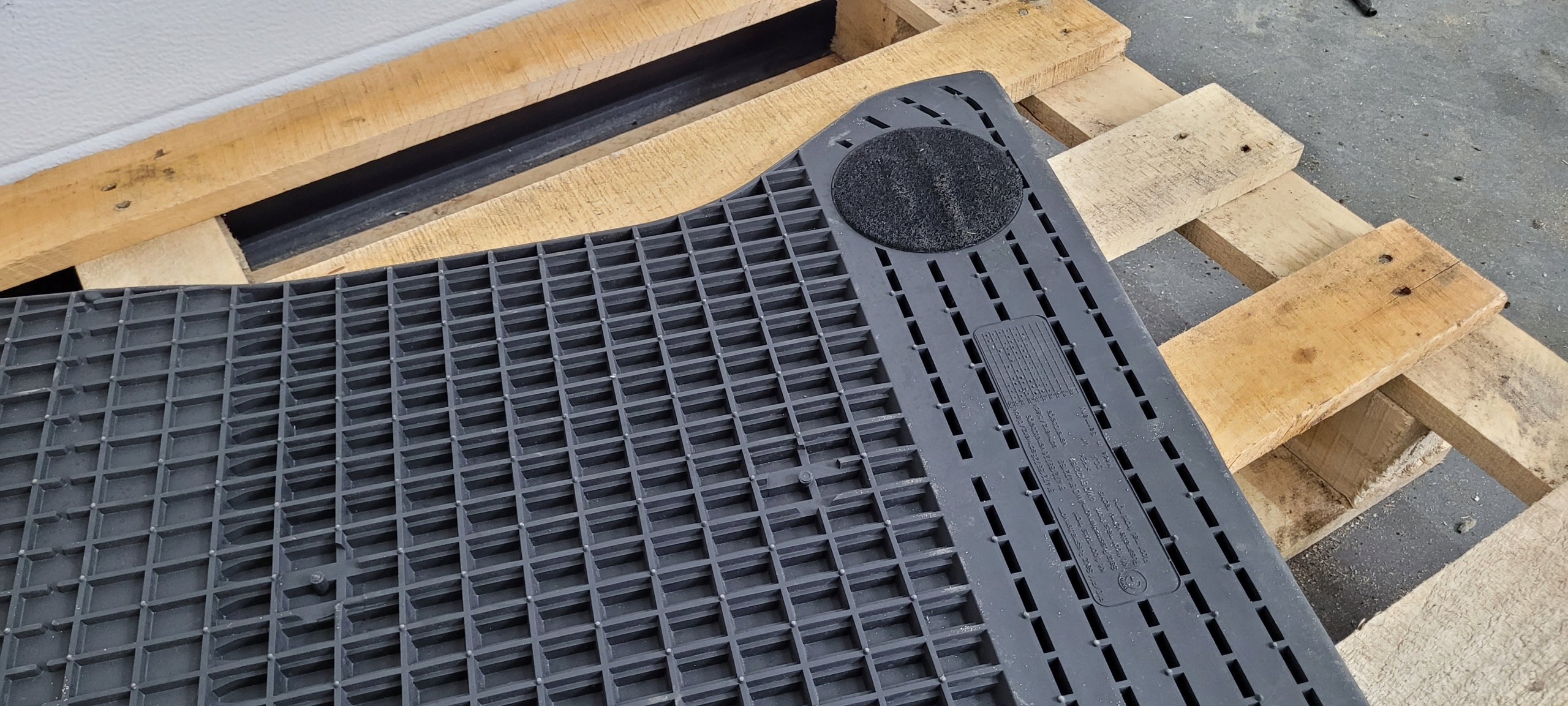BMW F30 mat rubber front 51472153725