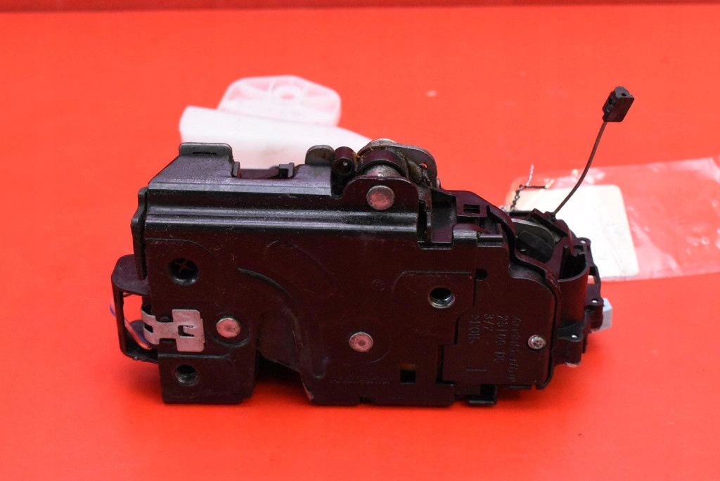 lock door left front front EU VW CADDY 3 III 2K LIFT 10-15