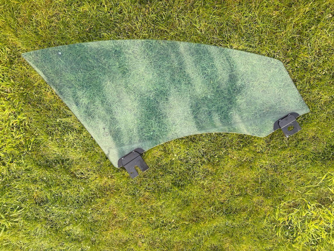 TESLA MODEL S MS SZYBA W DRZWI PRZEDNIE LEWE PRZÓD ORYGINAŁ Producent części Tesla