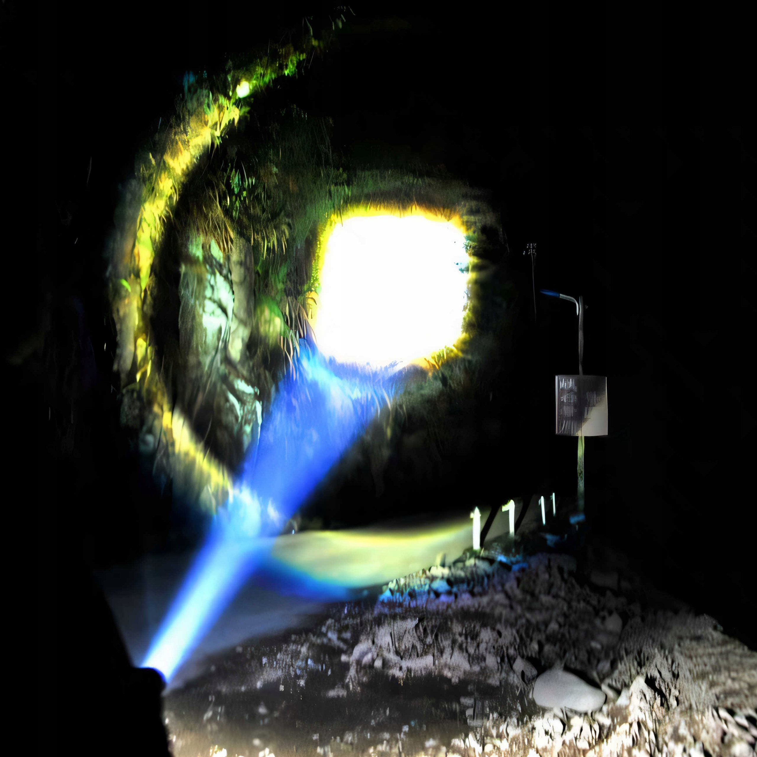 LATARKA TAKTYCZNA WOJSKOWA MOCNA LED ZOOM SZPERACZ Klasa wodoszczelności IPX 8